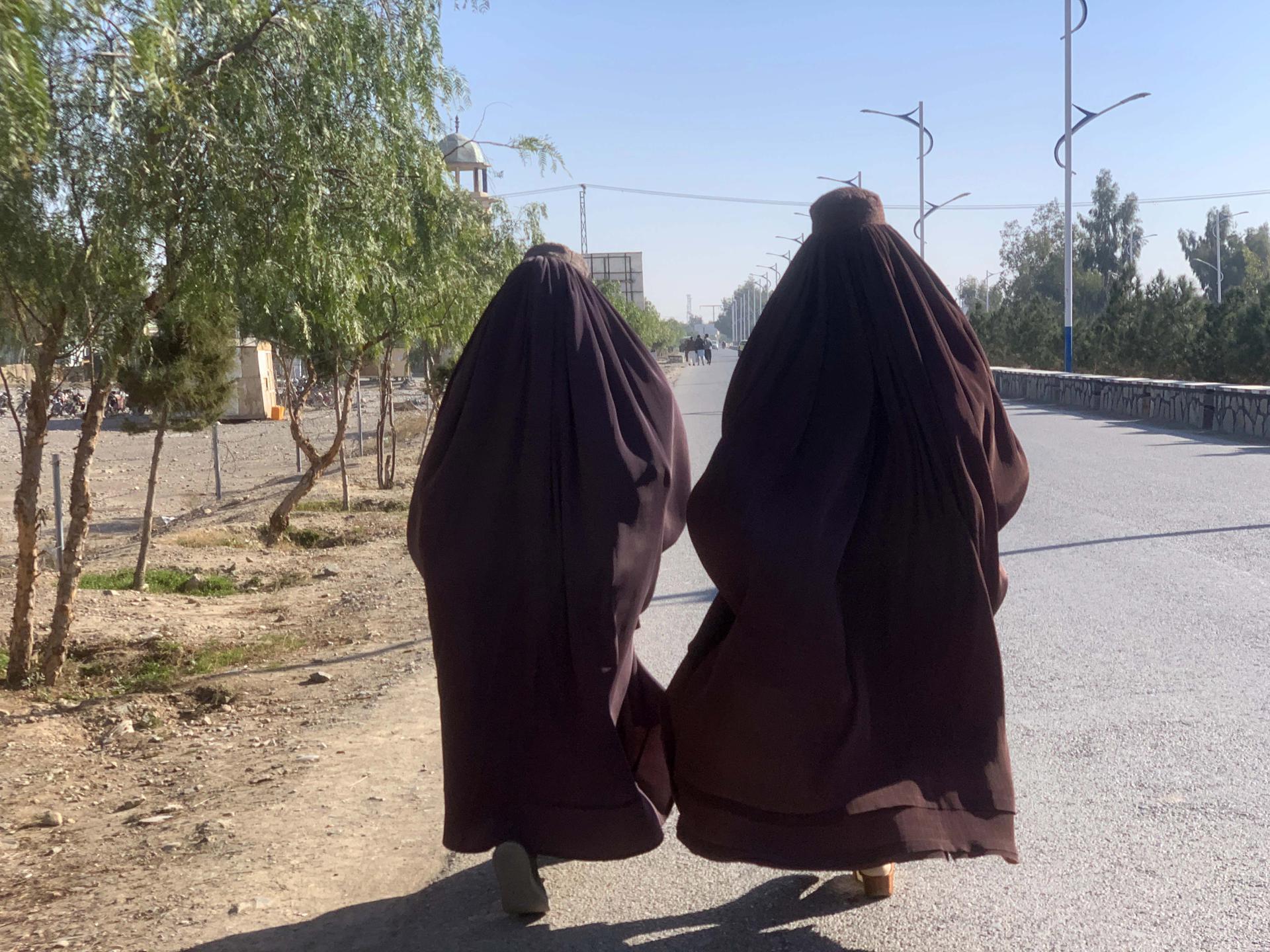 Female students leave the Kandahar university in Kandahar, Afghanistan, 21 December 2022. EFE/EPA/FILE/STRINGER