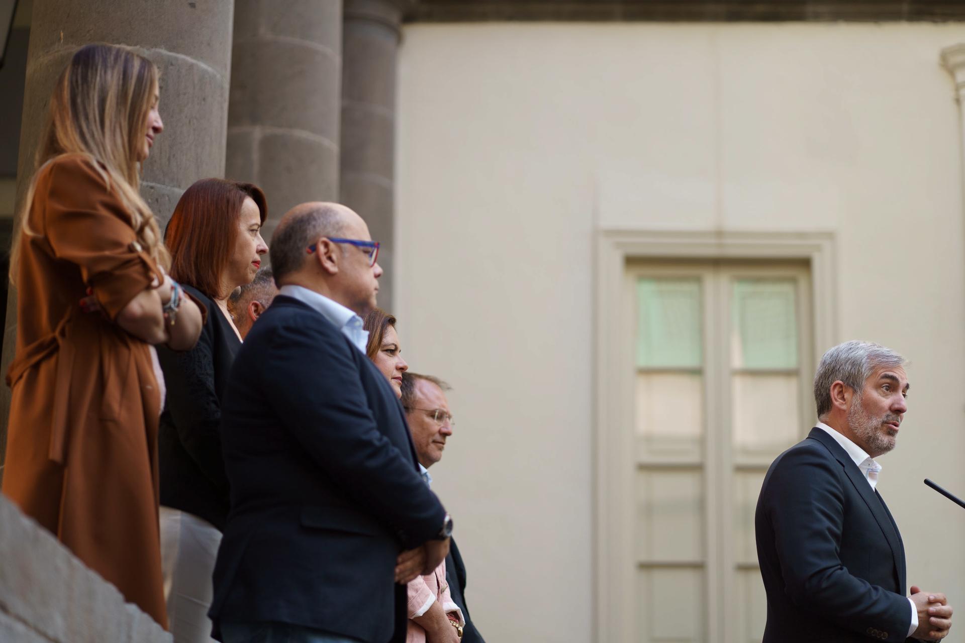 El candidato de Coalición Canaria a presidente de Canarias, Fernando Clavijo (d), ha registrado este viernes en el Parlamento de Canarias la lista autonómica de su formación. EFE/Ramón de la Rocha