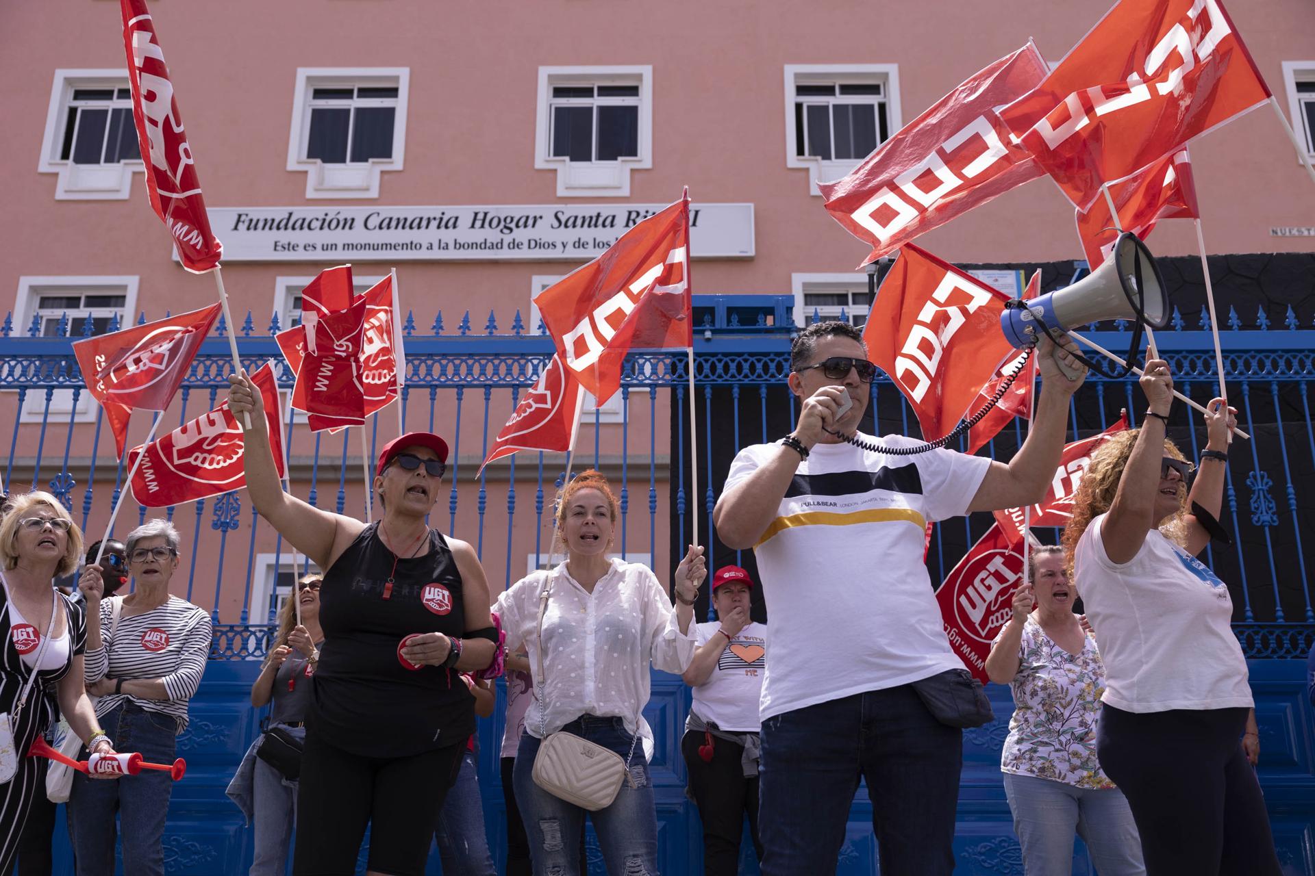 El comité de empresa de la Fundación Canaria Hogar Santa Rita se concentró este lunes para protestar por la gestión del centro en cuanto al pago de salarios en tiempo y forma, y para denunciar la pasividad de las administraciones para garantizar el buen funcionamiento de este centro sociosanitario