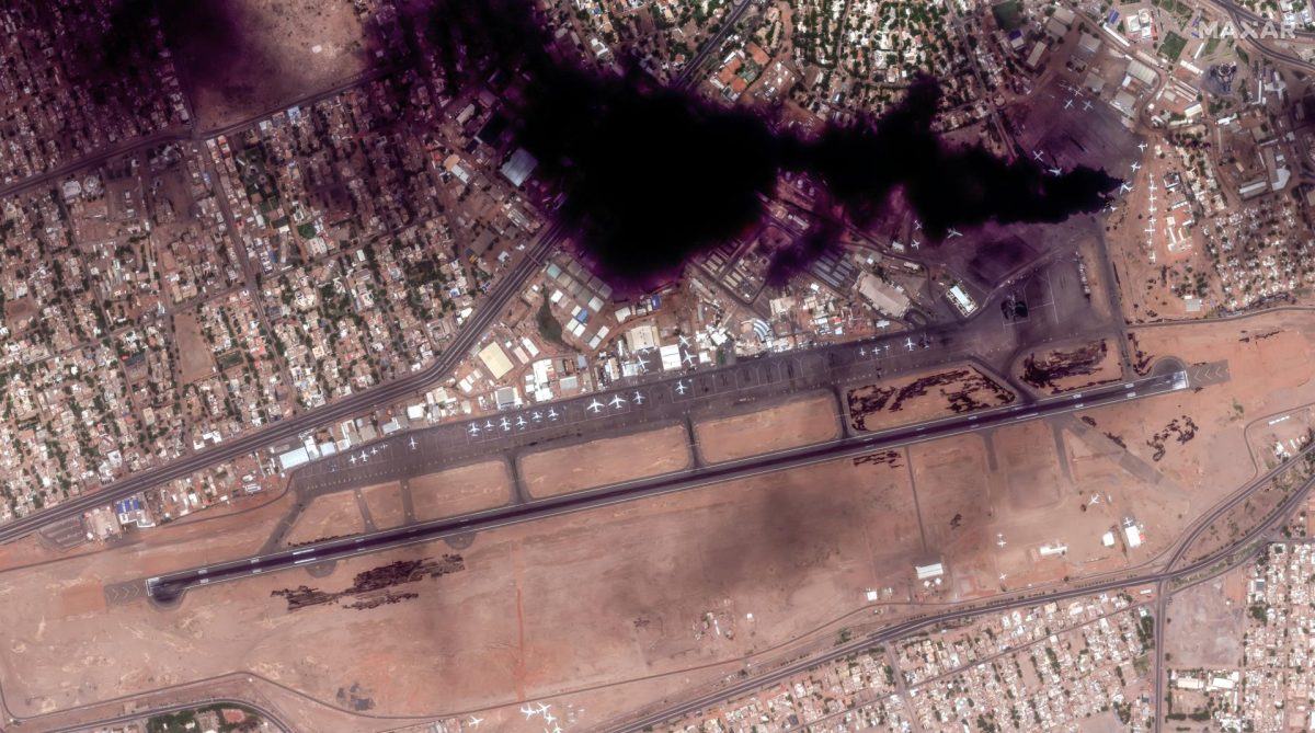 Imagen de satélite facilitada por Maxar Technologies en la que se aprecia una columna de humo procedente del Aeropuerto Internacional de Jartum, Sudán.
