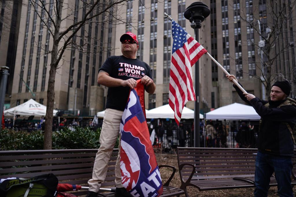 Manifestantes muestran mensajes a favor del expresidente estadounidense Donald Trump en inmediaciones de los tribunales de Nueva York, este 4 de abril de 2023. EFE/Will Oliver
