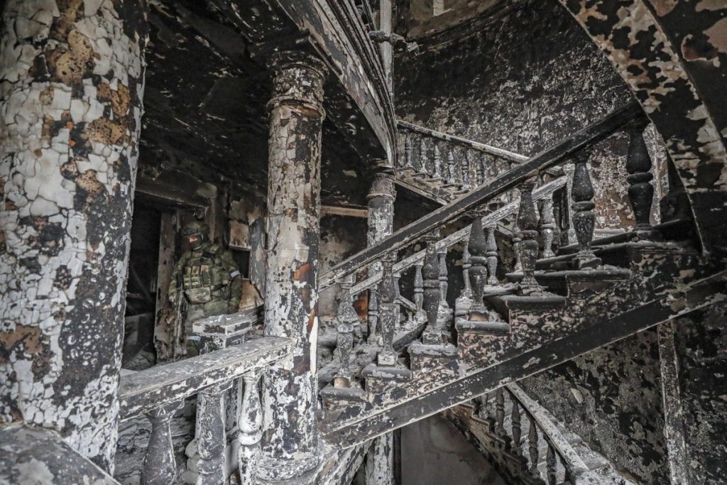 Teatro destruido tras los combates en Mariupol, Ucrania.