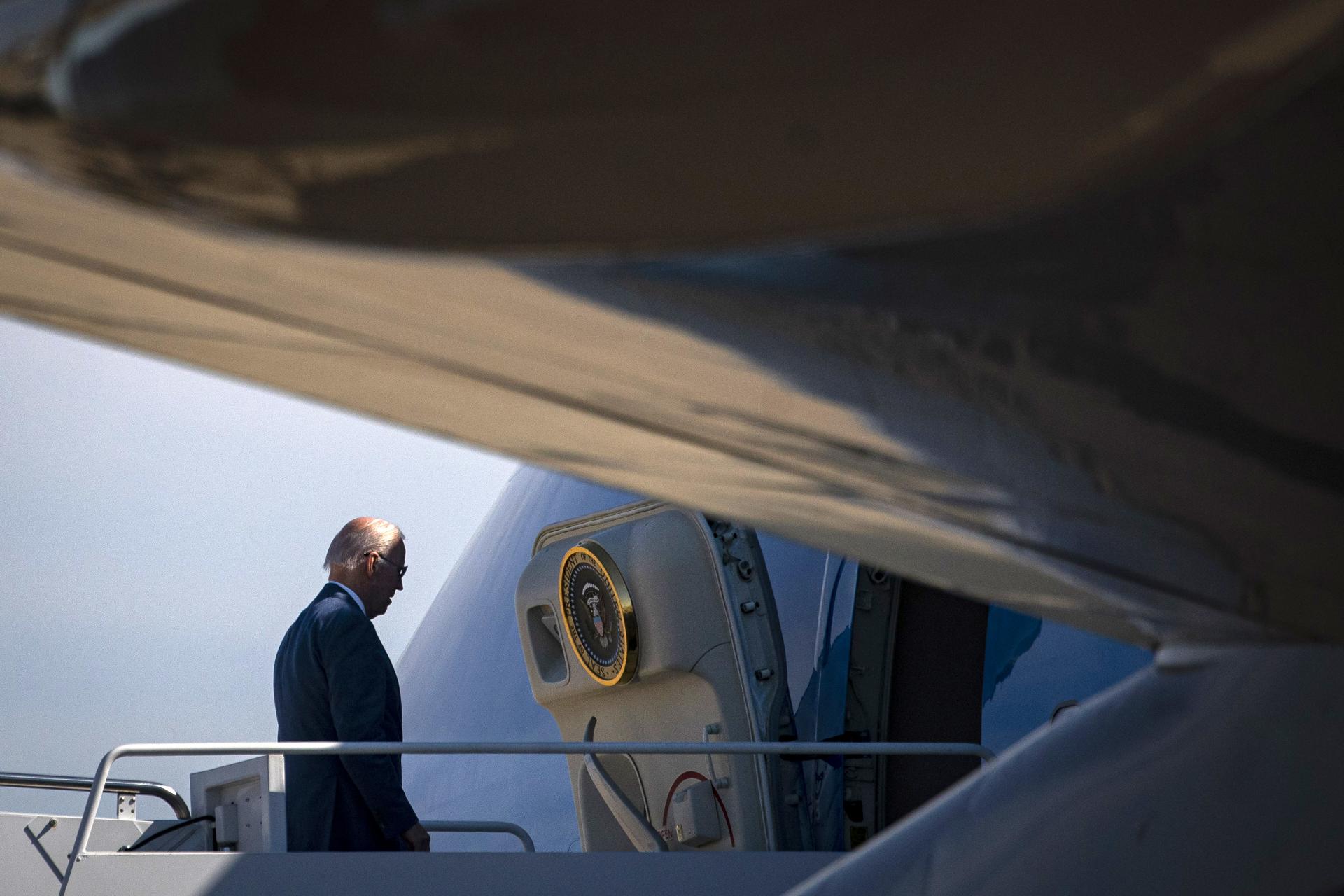 El presidente de EE.UU., Joe Biden, aborda el Air Force One en Maryland, para partir hacia Belfast, este 11 de abril de 2023. EFE/Al Drago/Pool