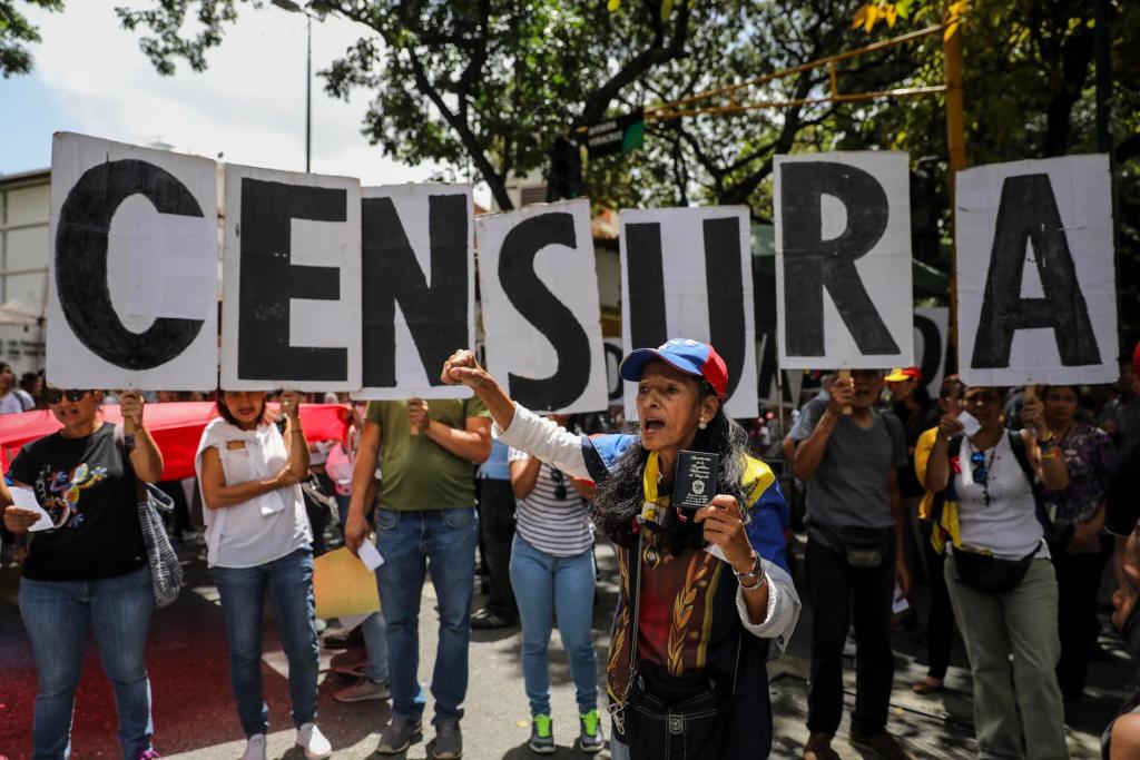 Varias personas se manifiestan en favor de la libertad de prensa en Caracas (Venezuela), en una fotografía de archivo. EFE/Miguel Gutiérrez
