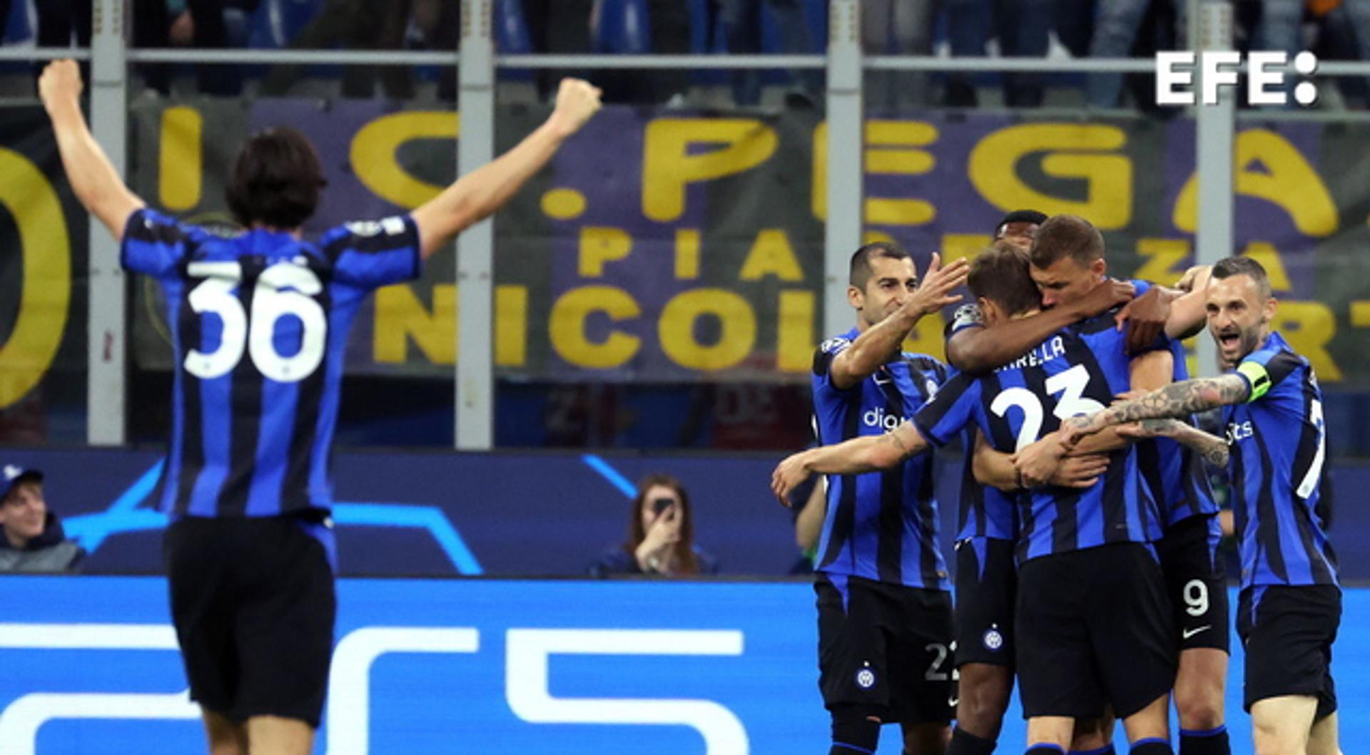 Inter Milan's Nicolo Barella celebrates with teammates after scoring against Benfica during the UEFA Champions League quarterfinal second leg in Milan, Italy, on 19 April 2023. EFE/EPA/MATTEO BAZZI
