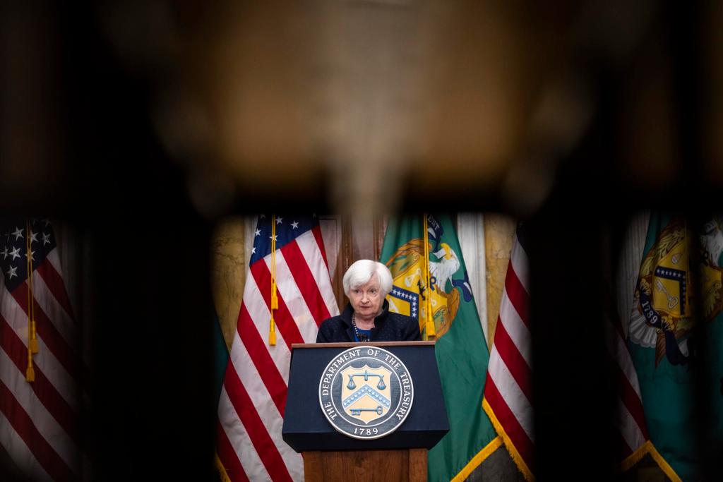 La secretaria del Tesoro de Estados Unidos, Janet Yellen, habla durante una conferencia de prensa, en Washington (EE.UU.), este 11 de abril de 2023. EFE/EPA/Jim Lo Scalzo
