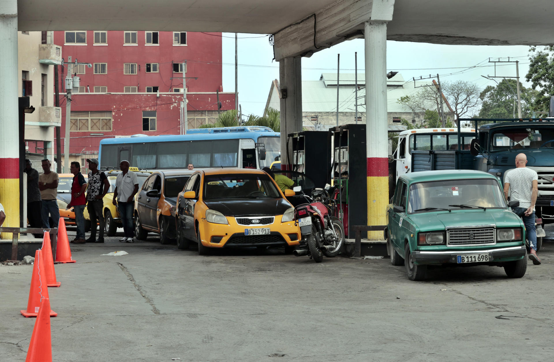 Varios autos esperan para echar combustible en un servicentro, hoy en La Habana (Cuba). EFE/Ernesto Mastrascusa