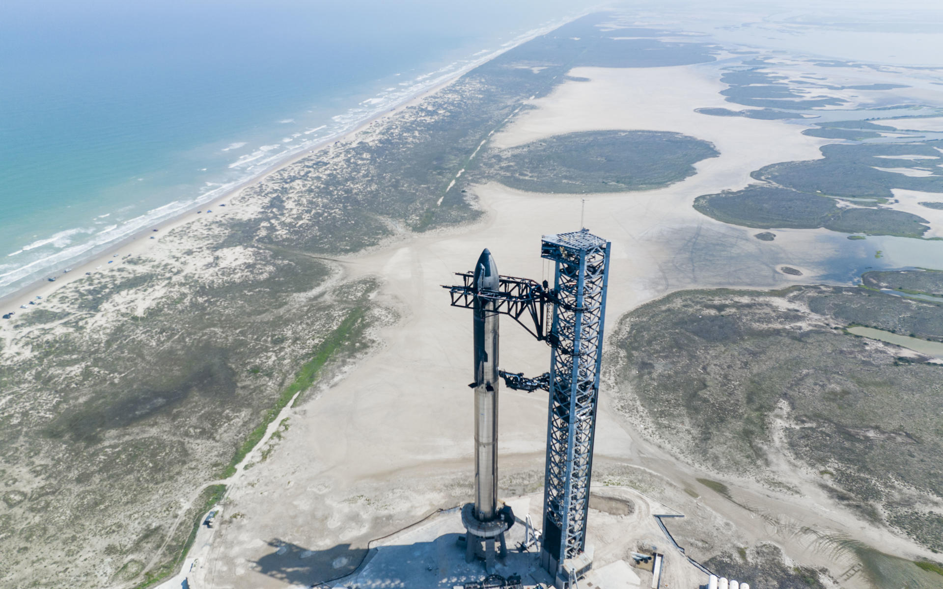 Fotografía aérea cedida, el pasado 17 de abril de 2023, por SpaceX donde se muestra su cohete Starship en la base de la empresa en Boca Chica, Texas (EE.UU.). EFE/SpaceX