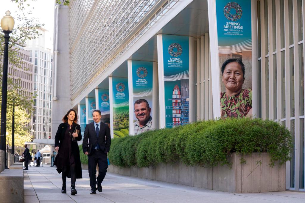 Personas caminan en los alrededores del edificio del Fondo Monetario Internacional (FMI) durante las reuniones de primavera del FMI y del Banco Mundial, en Washington (EE.UU.), este 10 de abril de 2023. EFE/EPA/Shawn Thew
