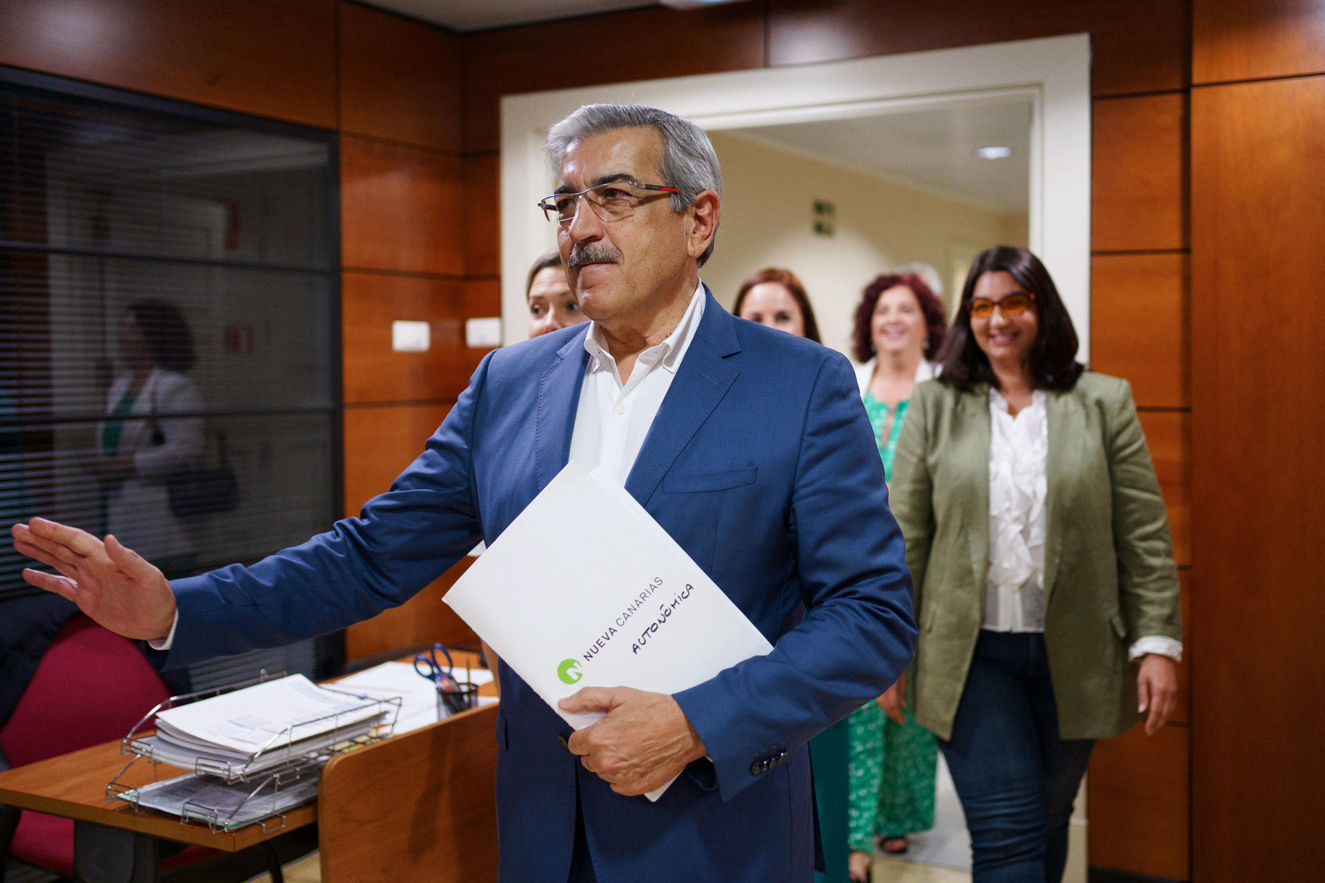 El presidente de Nueva Canarias, Román Rodríguez (4d), presentó este sábado su candidatura a la presidencia del Gobierno de Canarias, en el registro de la Cámara Regional. EFE/Ramón de la Rocha