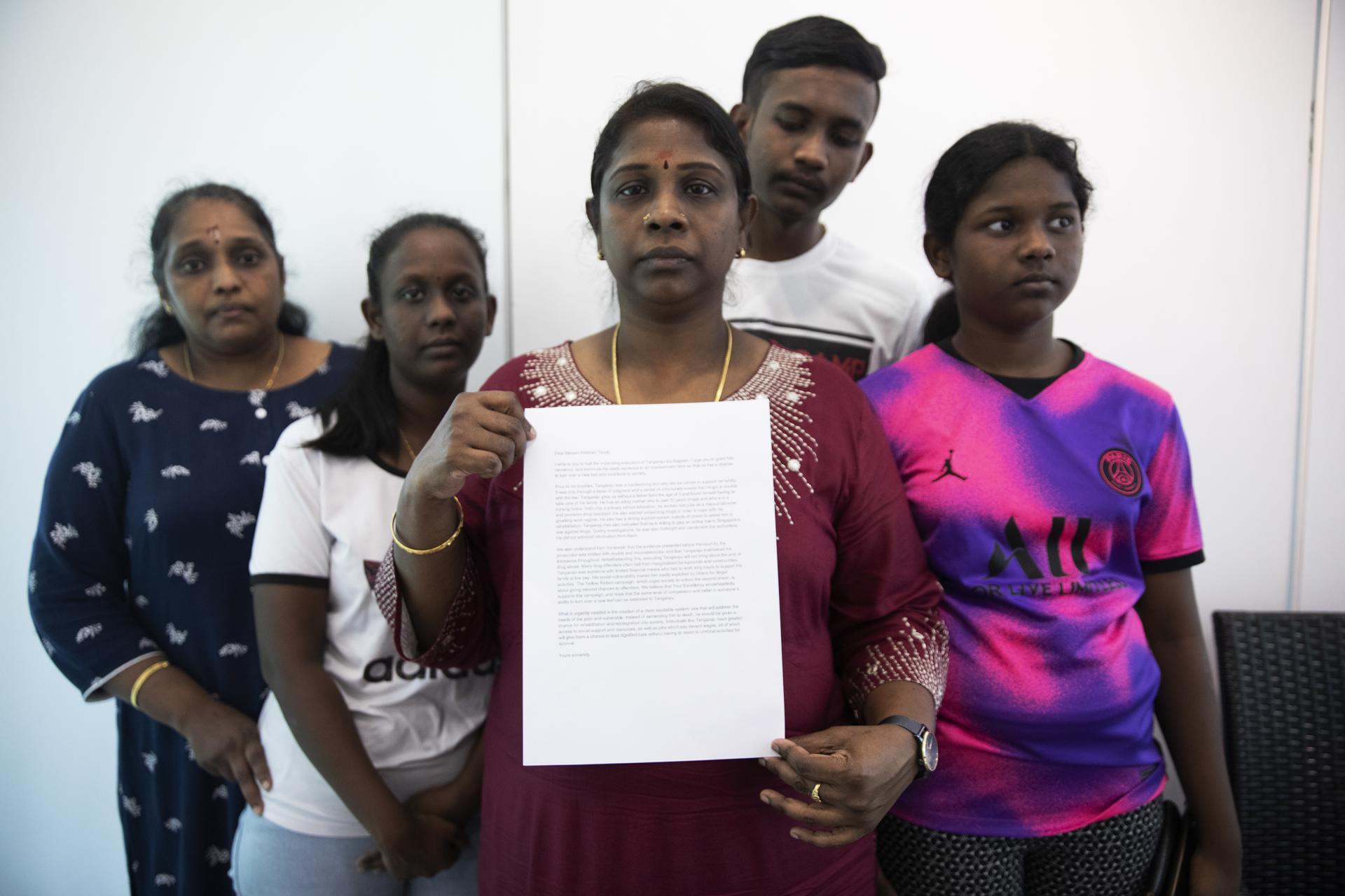 Leela (C), sister of death row inmate Tangaraju Suppiah, and family members Sinnapillai (L), Subhashini, (2-L), Thaadshayani (2-R), and Sharan (R), pose for a photo while holding a letter appealing for the President to grant him clemency during a press conference in Singapore, 23 April 2023. EFE-EPA FILE/HOW HWEE YOUNG