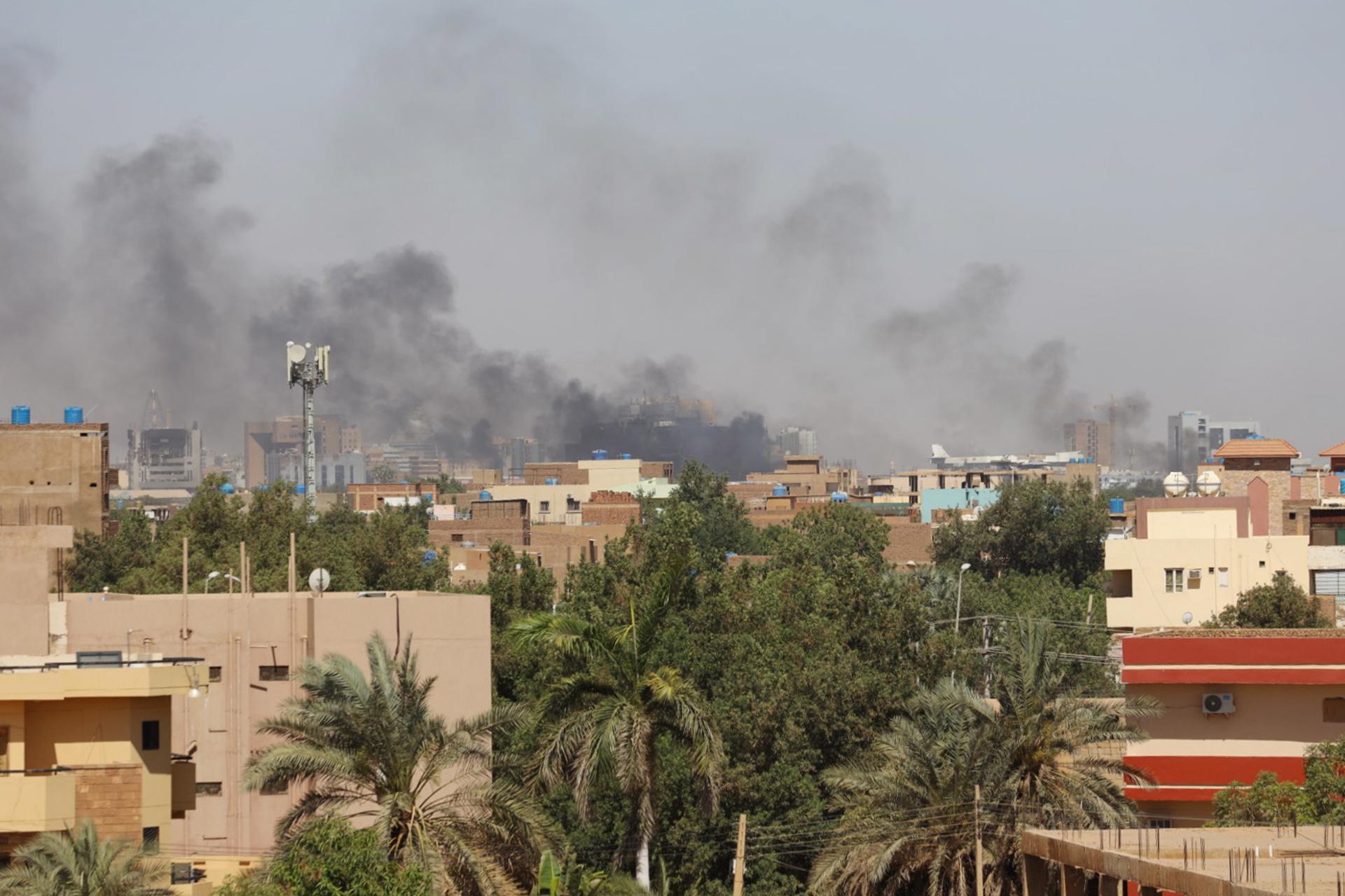 Smoke rises over the city during ongoing fighting between the Sudanese army and paramilitaries of the Rapid Support Forces (RSF) in Khartoum, Sudan, 19 April 2023. EPA-EFE/STRINGER