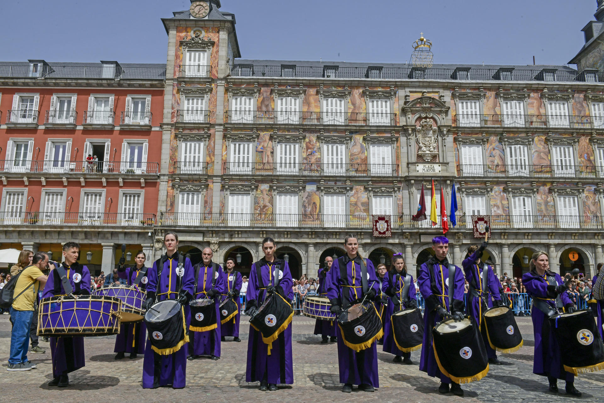MADRID, 09/04/2023.-Vista de la tradicional tamborrada en el Plaza Mayor, este domingo de Resurrección en Madrid.-Víctor Lerena