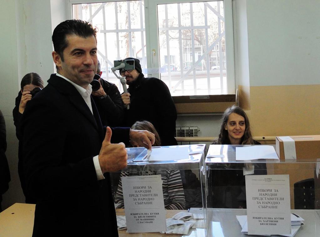 El líder del partido Continuamos el Cambio, Kiril Petkov, vota en un colegio electoral durante las elecciones parlamentarias del país en Sofía, Bulgaria.