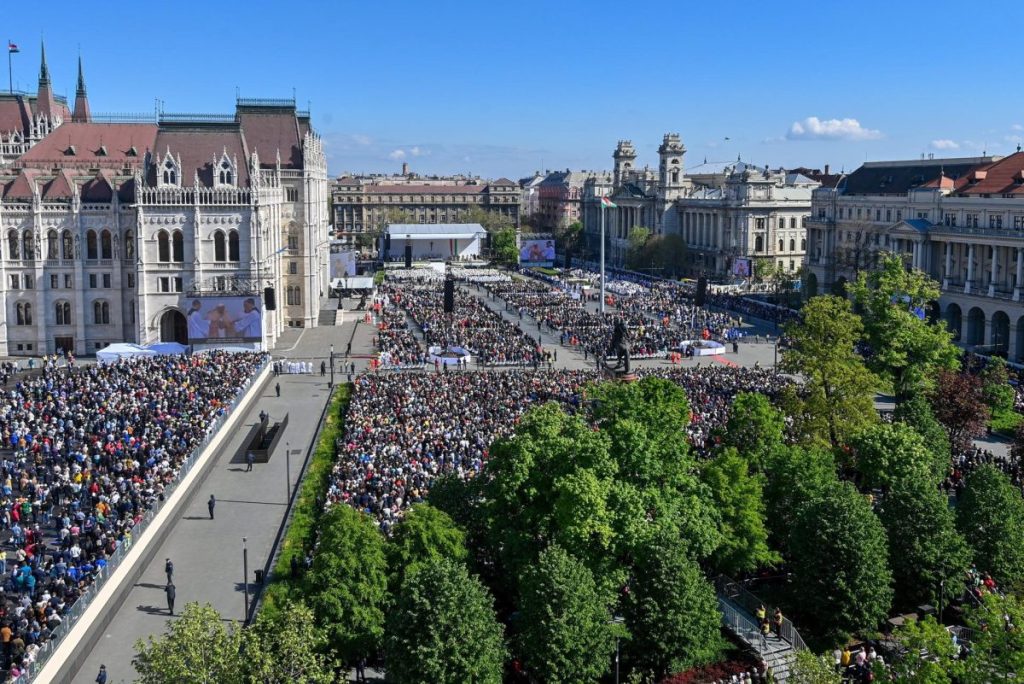 Fieles asisten a una misa presidida por el papa Francisco en la plaza Kossuth Lajos de Budapest, Hungría.