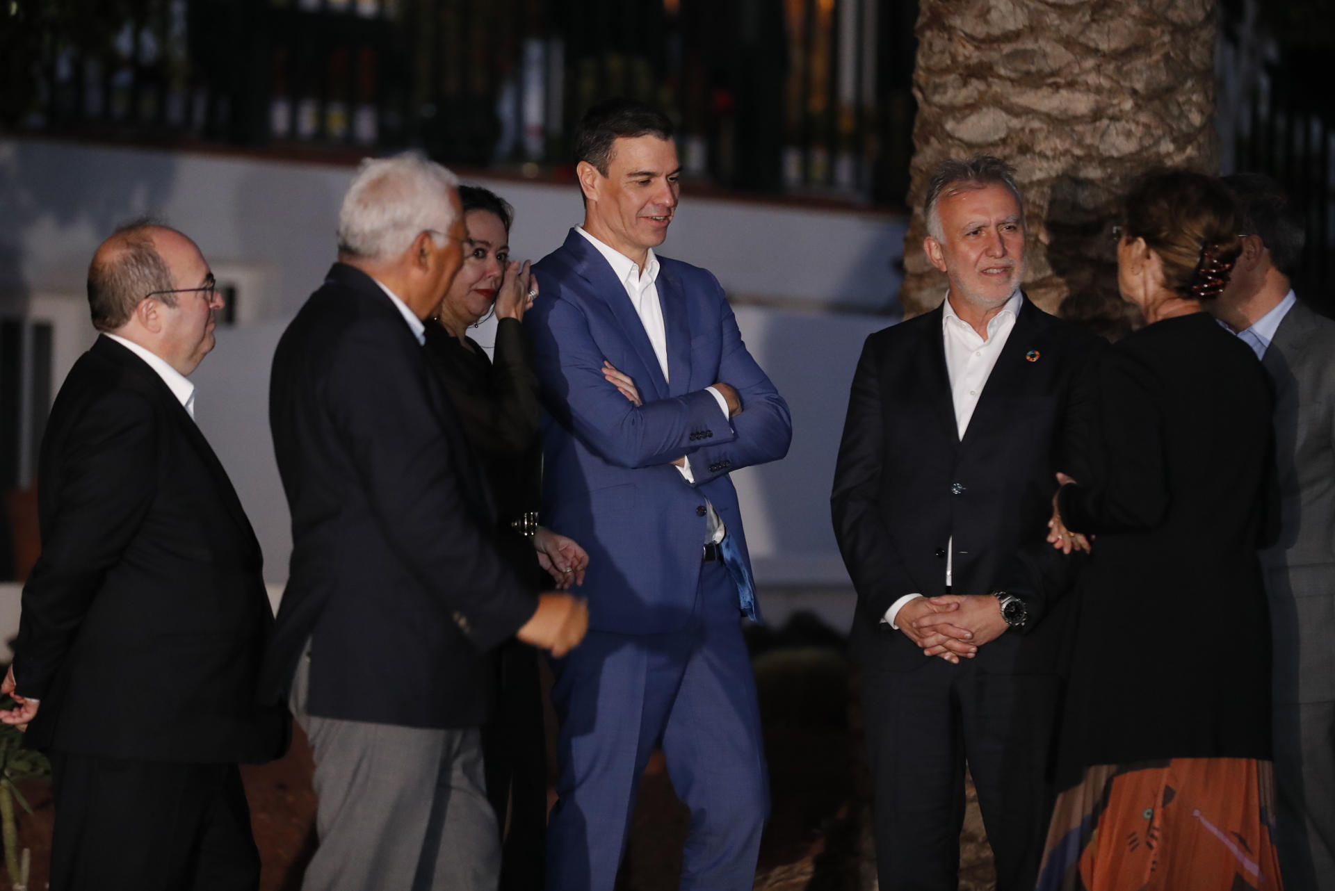 El presidente del Gobierno, Pedro Sánchez (c), conversa con el primer ministro de Portugal, Antonio Costa (2-i), y el presidente de Canarias, Ángel Víctor Torres (2-d), durante su última visita a Lanzarote, el pasado 14 de marzo, en la Casa de José Saramago. EFE/Elvira Urquijo