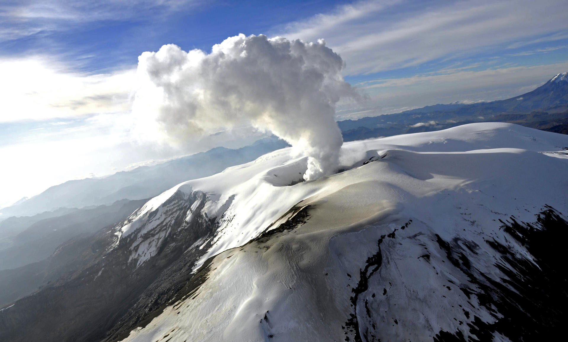 Handout picture provided by the Colombian Geological Service that shows the activity of the Nevado del Ruiz volcano, near Manizales, Colombia, 31 March 2023. T EFE-EPA/Colombian Geological Service /EDITORIAL USE ONLY/ SPECIAL NOTICE - THIS IMAGE IS TO BE USED SOLELY TO ILLUSTRATE NEWS REPORTING OR COMMENTARY ON THE FACTS OR EVENTS DEPICTED IN THIS IMAGE WITH THE ORIGINAL TEXT (MANDATORY CREDIT)