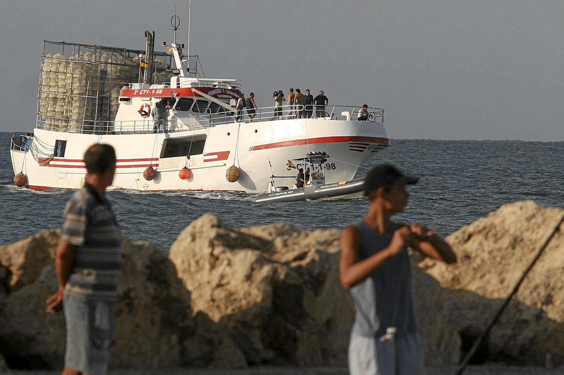 El pesquero "Francisco y Catalina" enfila el puerto de Santa Pola tras la odisea que sufrieron sus tripulantes tras rescatar a 51 inmigrantes en aguas de Malta. EFE/M. Lorenzo