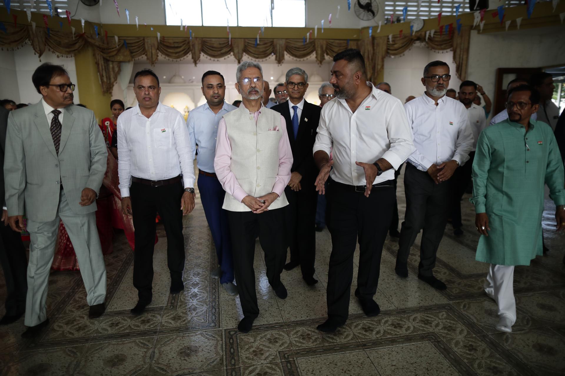 Indian foreign minister S Jaishankar (C) visits a Hindu temple in Panama City on 25 April 2023. EFE/Bienvenido Velasco
