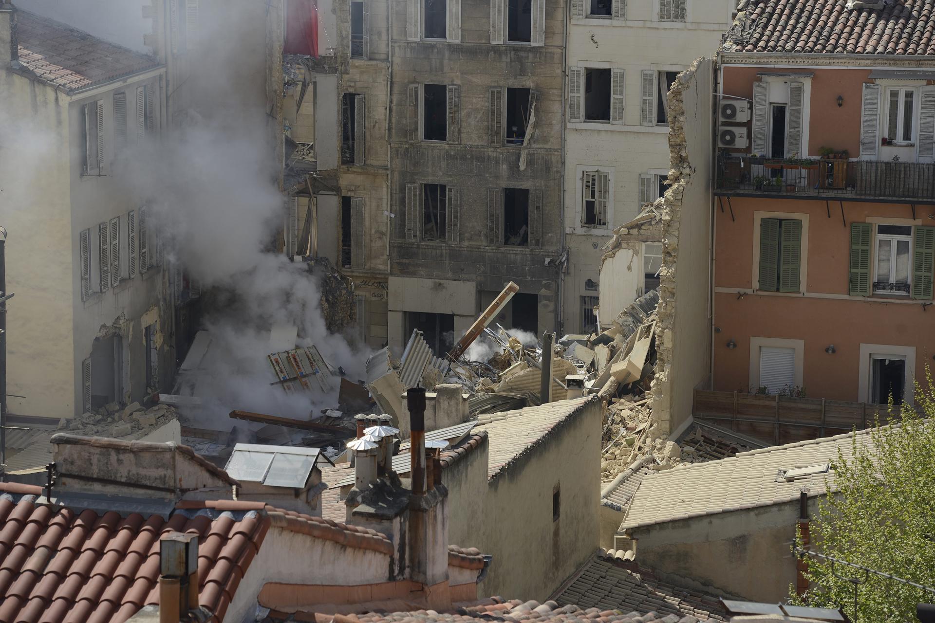 Marseille (France), 09/04/2023.- The site of an explosion leading to the collapse of at least one building in Marseille, France, 09 April 2023. Several people were injured, according to the police and the cause is still unknown. (Francia, Marsella) EFE/EPA/FRANCK PENNANT MAXPPP OUT, MANDATORY CREDIT PHOTOPQR/LA PROVENCE/FRANCK PENNANT