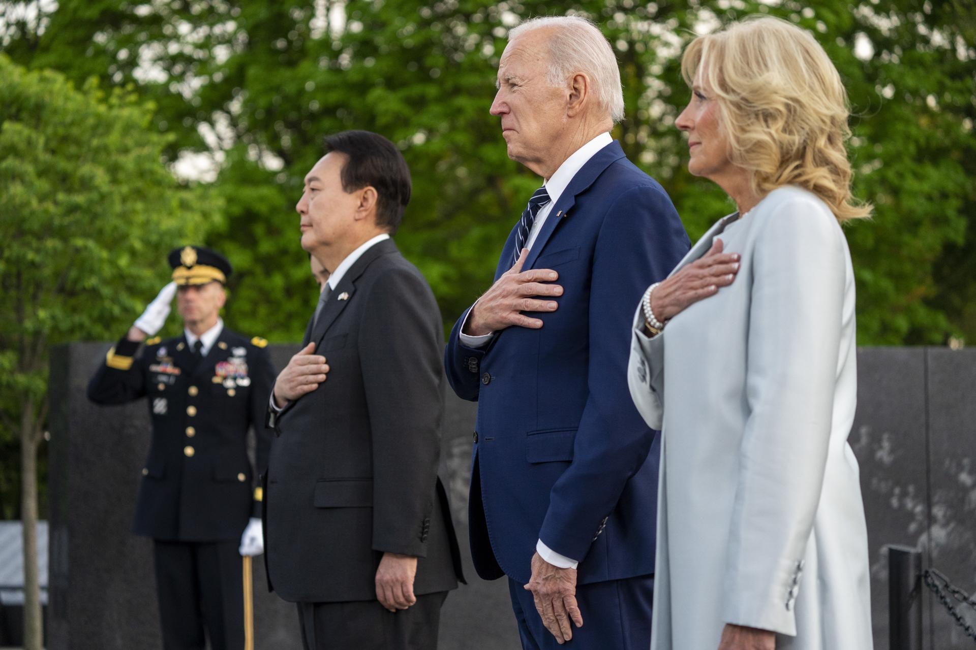 US President Joe Biden (2-R) and First Lady Jill Biden (R) participate in a wreath laying ceremony with South Korea President Yoon Suk Yeol (3-R) and First Lady Kim Keon Hee at the Korean War Veterans Memorial, in Washington, DC, USA, 25 April 2023. EFE/EPA/SHAWN THEW
