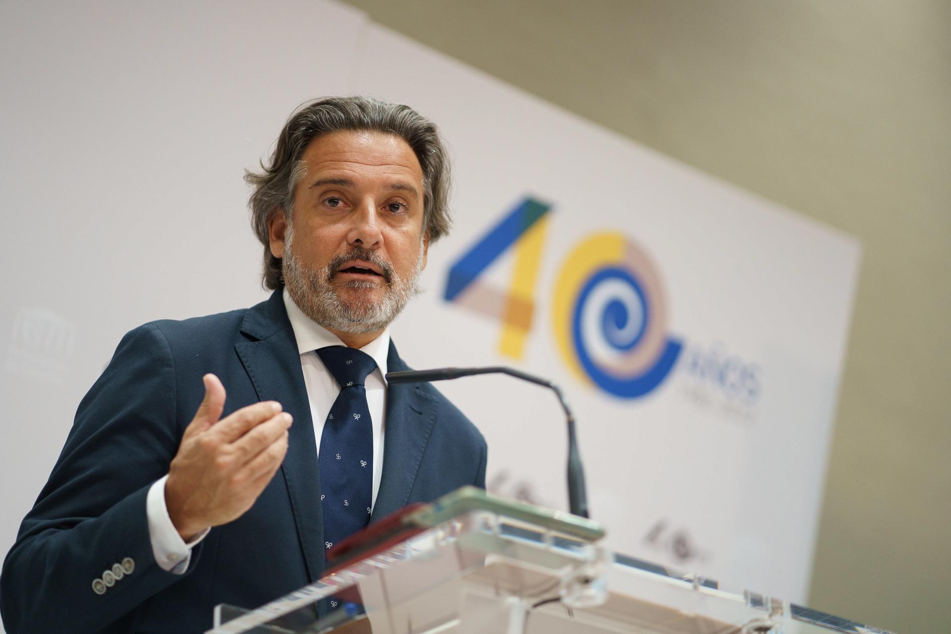 El presidente del Parlamento de Canarias, Gustavo Matos, durante la rueda de prensa que ofreció este lunes para hacer balance de la décima legislatura. EFE/Ramón de la Rocha