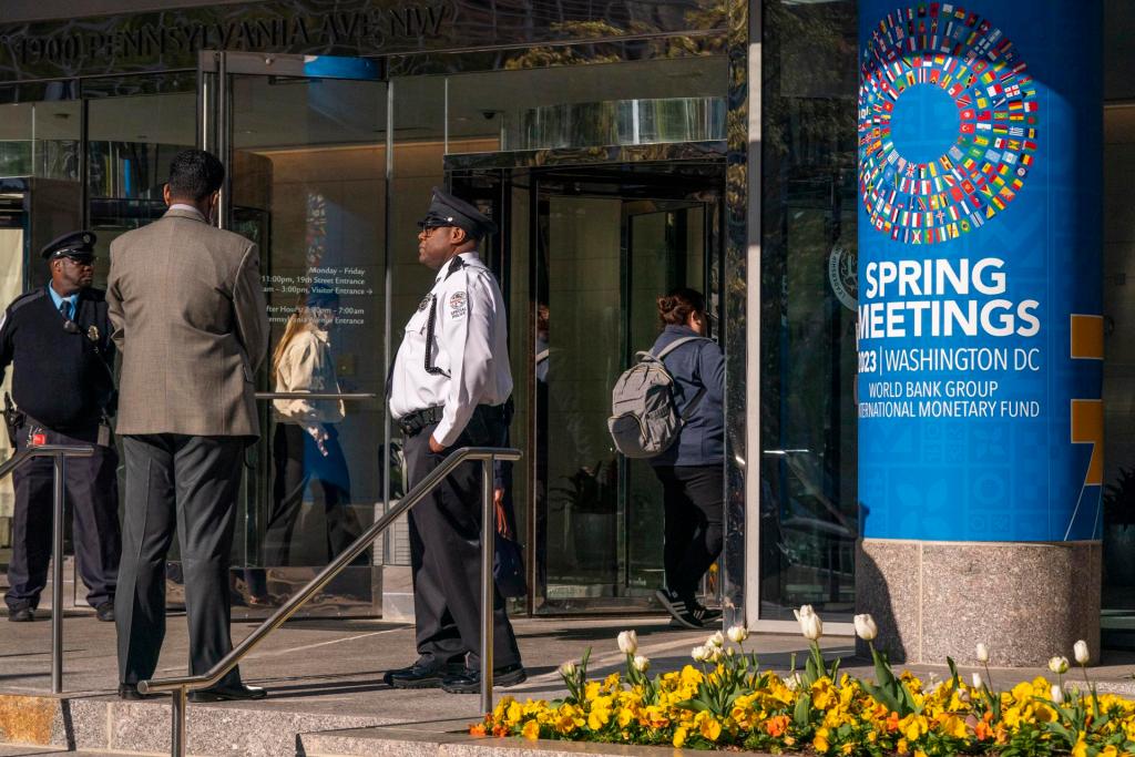 Personal de seguridad en el edificio del Fondo Monetario Internacional (FMI) durante las reuniones de primavera del FMI y del Banco Mundial, en Washington (EE.UU.), este 10 de abril de 2023. EFE/EPA/Shawn Thew
