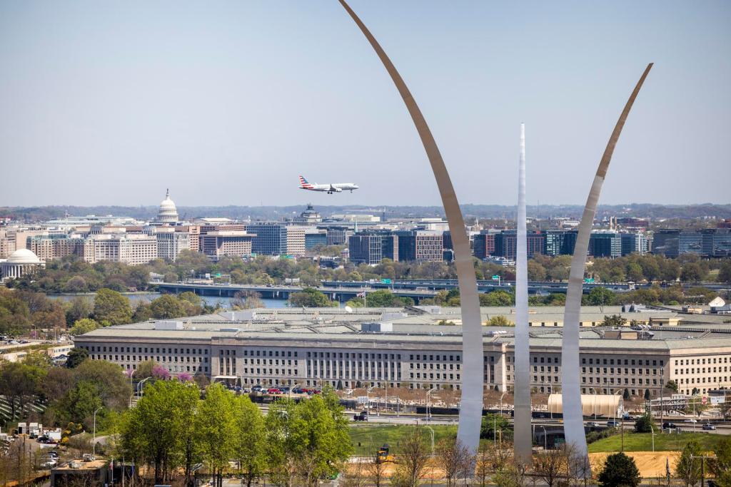 Vista del edificio del Pentágono en Arlington, Virginia, el 10 de abril de 2023. EFE/Jim Lo Scalzo
