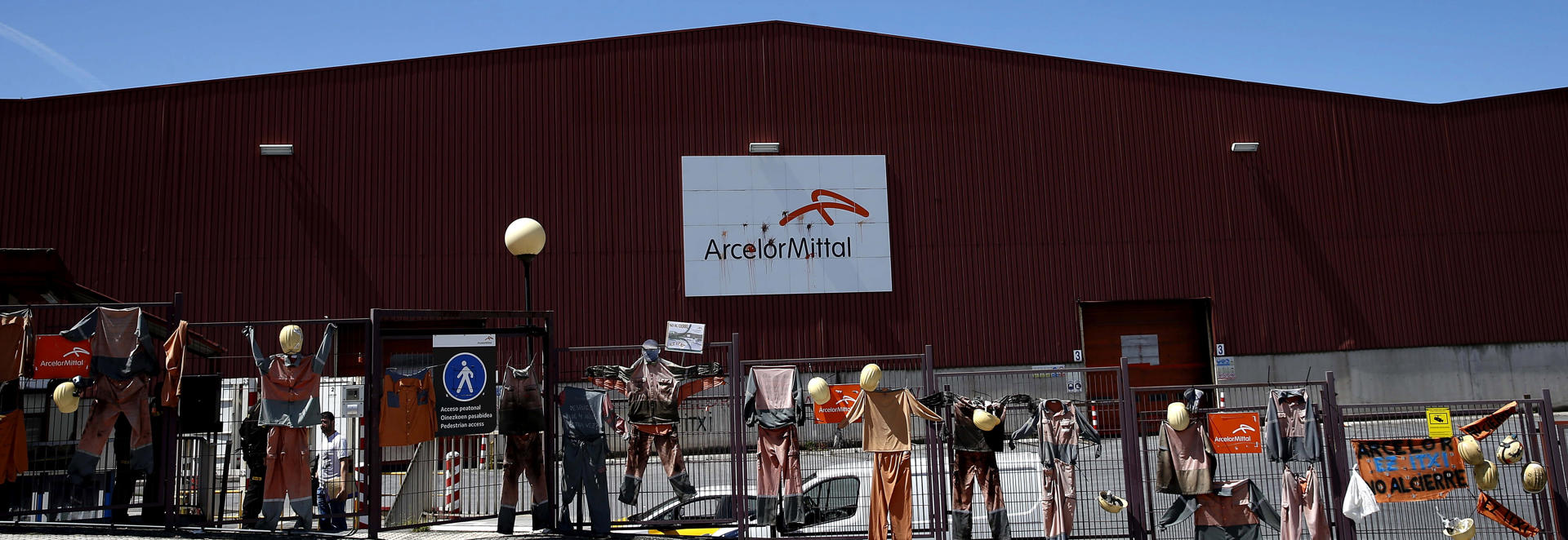 Vista de una planta de ArcelorMittal, en un día de protesta de los trabajadores. EFE/Javier Etxezarreta/Archivo