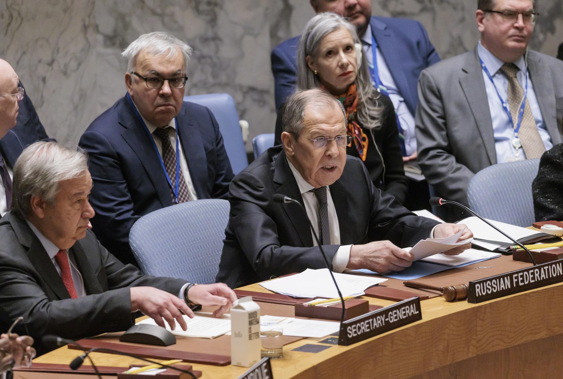 Russian Foreign Minister Sergei Lavrov (c) speaks, as United Nations Secretary General Antonio Guterres (l) listens, at a UN Security Council session held at Russia's request on April 24, 2023, at UN headquarters in New York. EFE/Justin Lane
