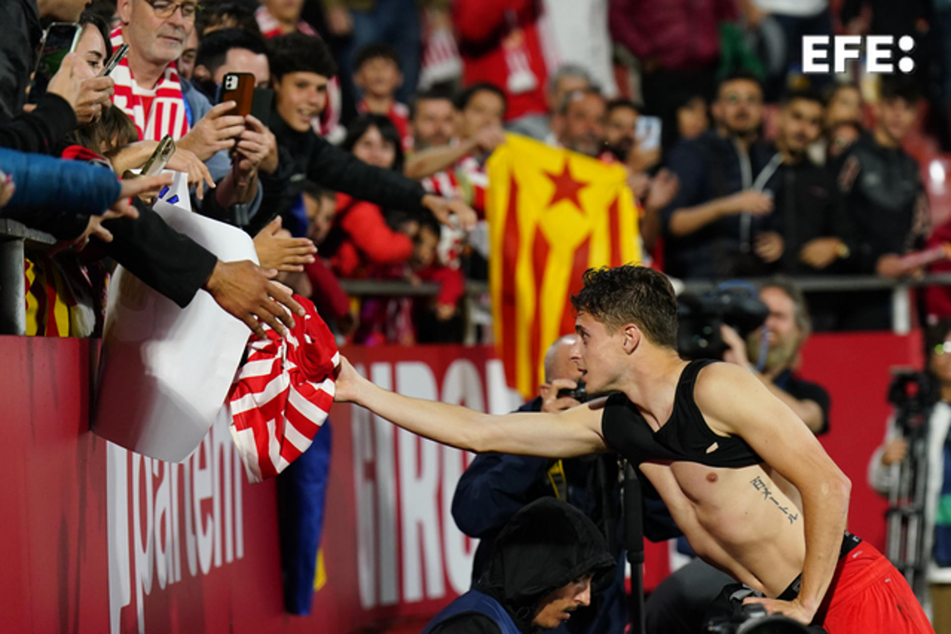 Girona FC midfielder Roro Riquelme (R) celebrates with supporters following a 4-2 victory over Real Madrid in a LaLiga match at Montilivi stadium in Girona, Spain, on 25 April 2023. EFE/Siu Wu

