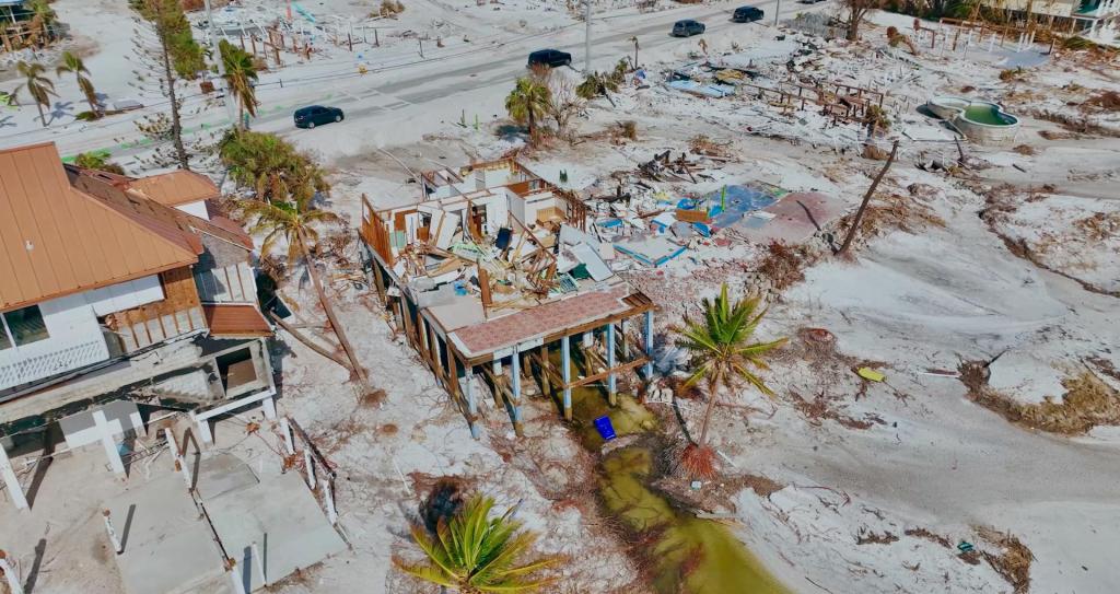 Fotograma cedido por Climate Productions de una escena del documental "Price of Paradise: Surviving Hurricane Ian". EFE/Climate Productions
