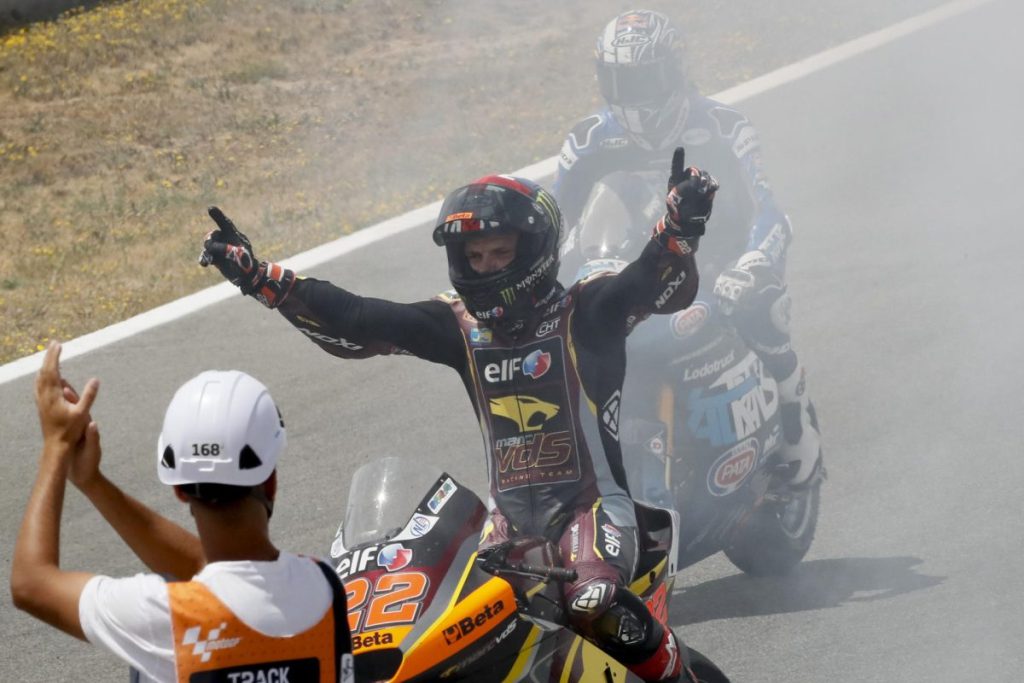 El piloto británico de Moto2 Sam Lowes (Kalex) celebra su victoria en el Gran Premio de España de Moto2