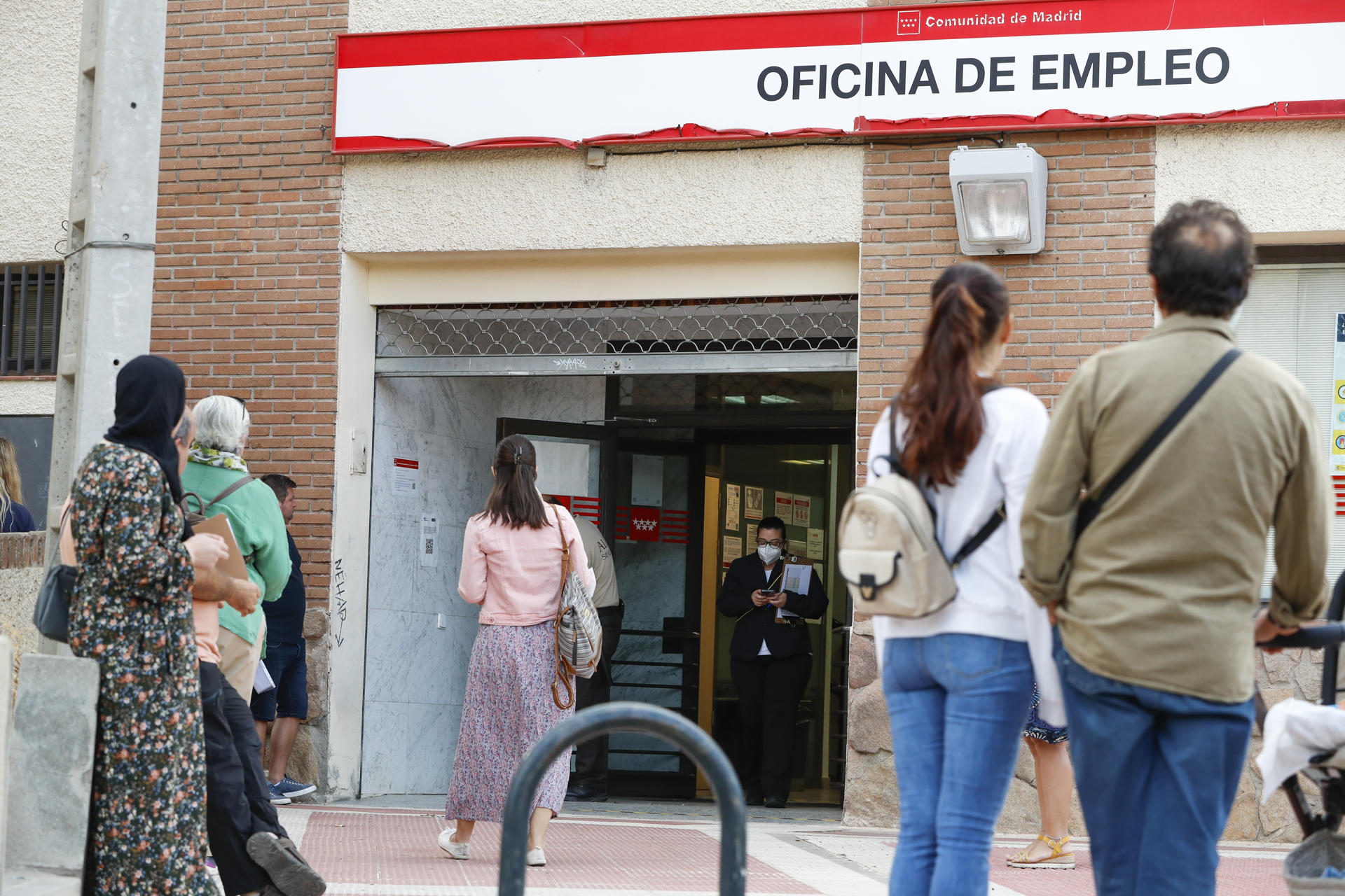 MADRID, 02/09/2022.- Varias personas hacen cola para acceder a una oficina de empleo en Madrid este viernes cuando El Ministerio de Trabajo y el de Inclusión y Seguridad Social publican los datos del paro y afiliación del mes de agosto. EFE/ Luis Millán