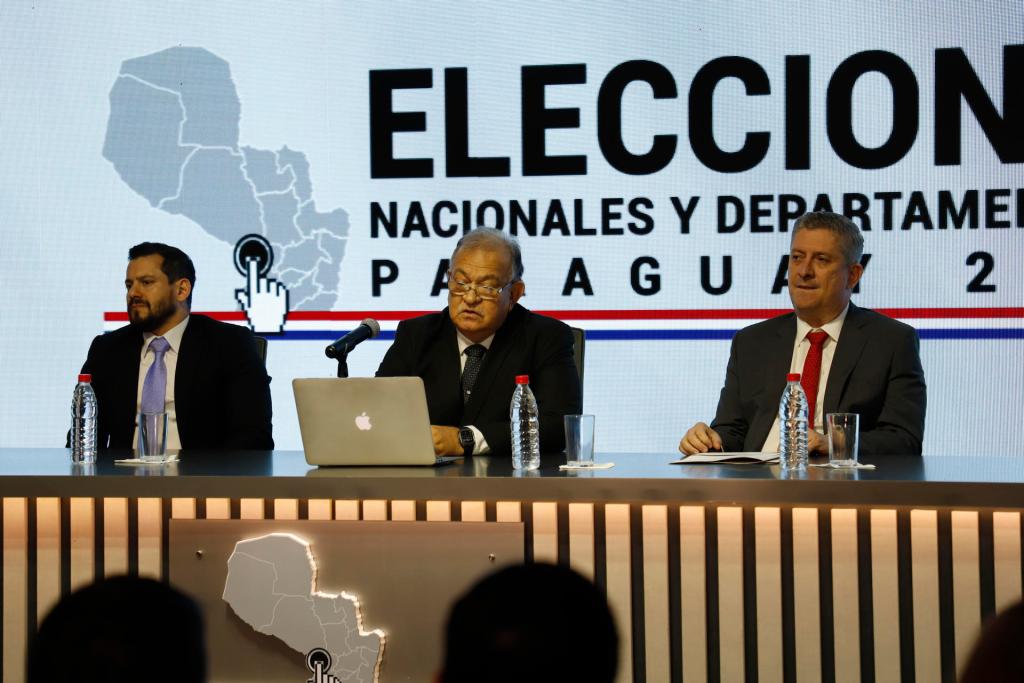 The President of the High Electoral Court, Jorge Bogarín (c), the Vice-President of the Court, Cesar Emilio Roser (i), and the Minister Member of the Court, Jaime Bestard (d), during a press conference at the Court headquarters Superior Electoral Justice, in Asuncion (Paraguay), this April 30, 2023. EFE/Fernando Franceschelli