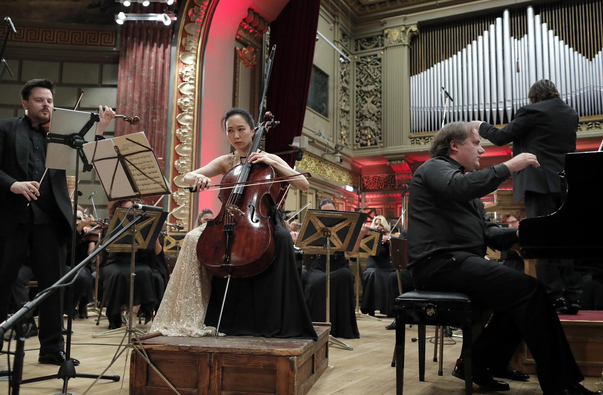 El pianista español Josu de Solaun (segundo a la derecha) durante un concierto en Bucarest (Rumanía). EFE/EPA/ROBERT GHEMENT