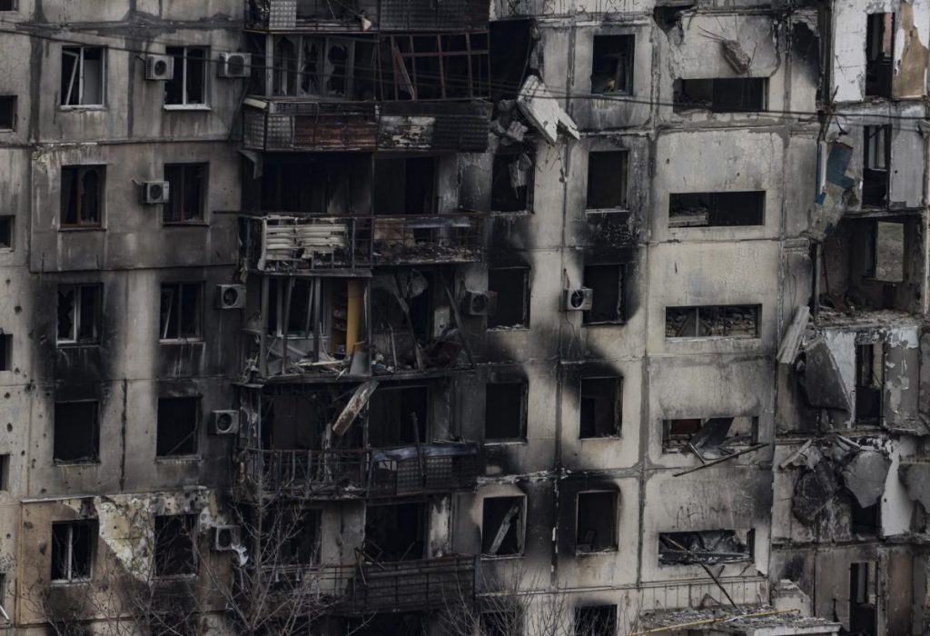 Un edificio residencial dañado durante los combates en 2022 en Mariupol, Ucrania.