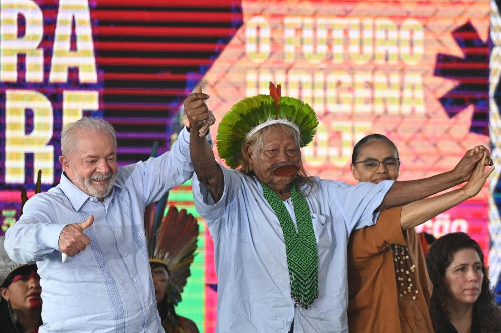 El presidente de Brasil, Luiz Inácio Lula da Silva, y el líder indígena brasileño Raoni Metuktire (d) participan en la ceremonia de clausura de la 19ª edición del Campamento Tierra Libre 2023, en Brasilia (Brasil). EFE/ Andre Borges

