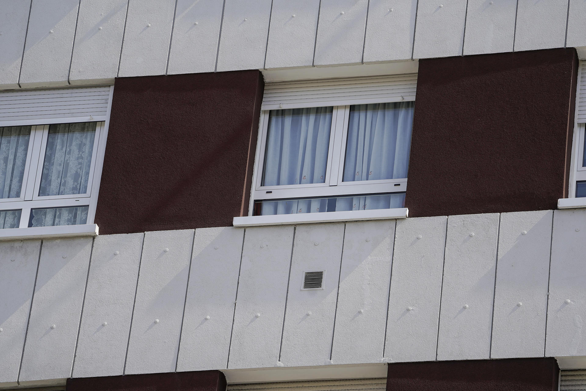 Imagen de archivo de una ventana del edificio donde una mujer de unos 45 años se precipitó con su hija de siete años en los brazos desde el quinto piso de un edificio situado en la avenida de Los Telares de Avilés EFE/ Paco Paredes