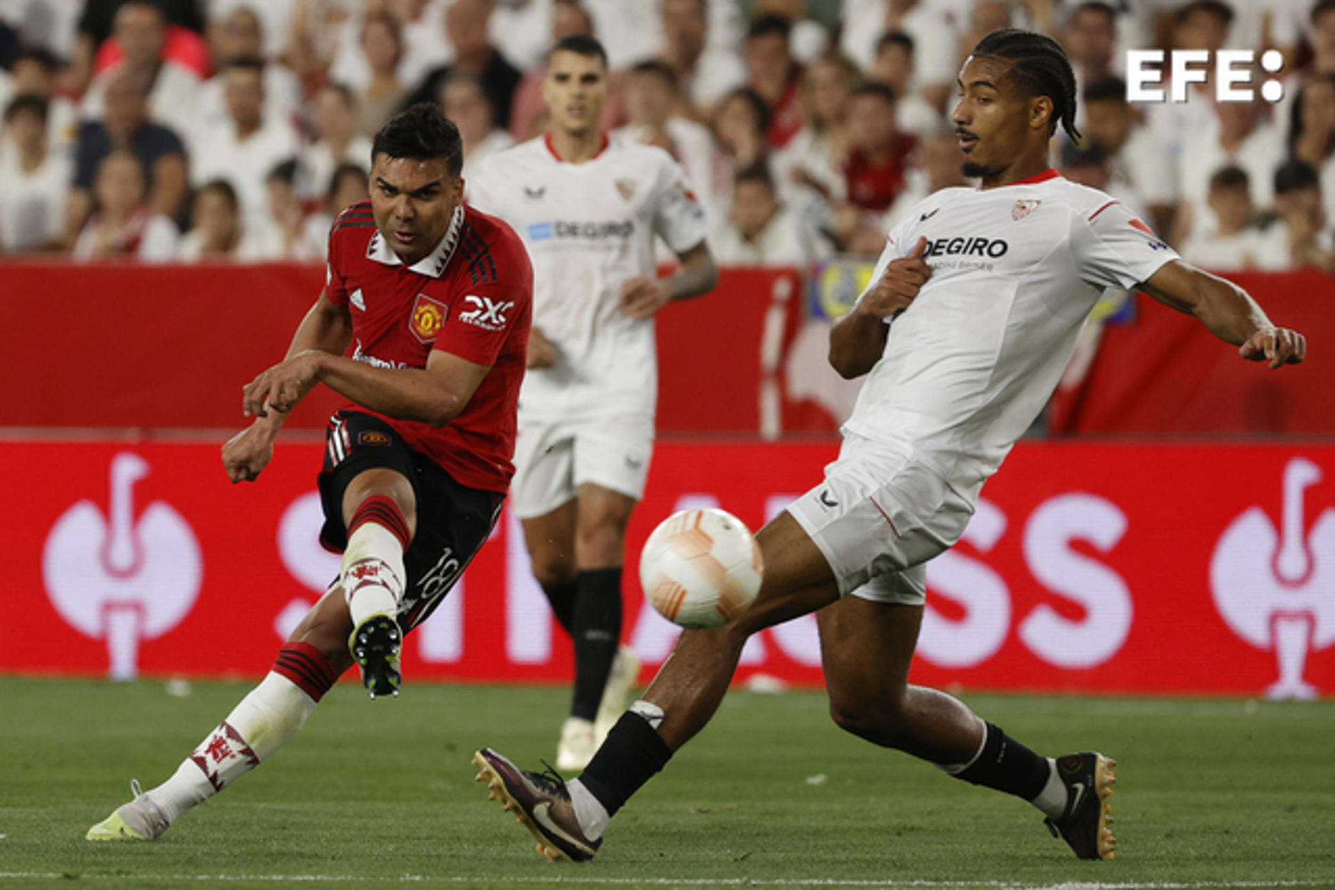 Sevilla FC's Loic Bade (R) in action against Manchester United's Casemiro during the UEFA Europe League quarterfinal second leg in Seville, Spain, on 20 April 2023. EFE/Julio Muñoz
