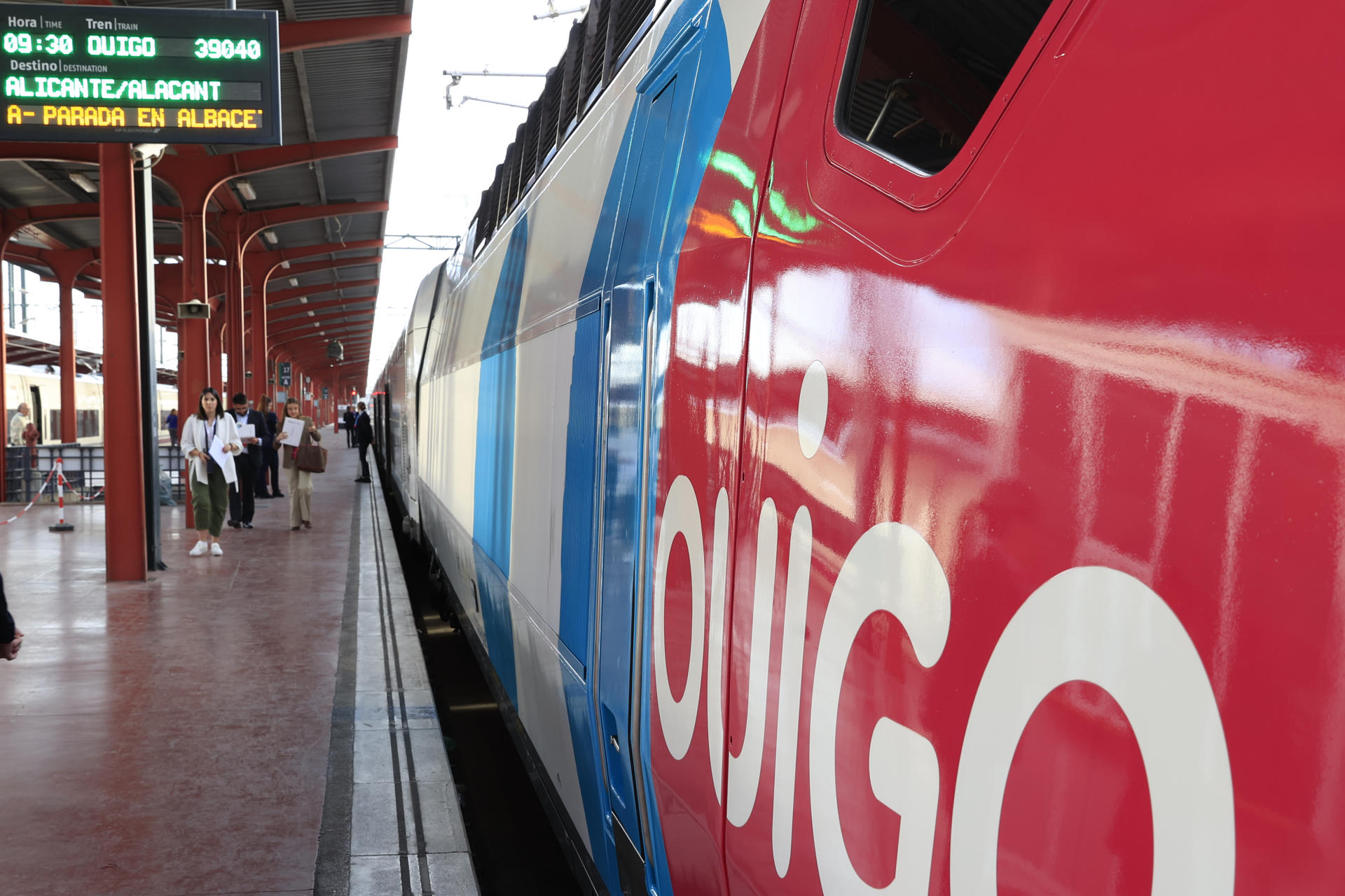 MADRID, 27/04/2023.- La operadora de alta velocidad y bajo coste Ouigo, filial de la ferroviaria pública francesa SNCF, inaugura este jueves la línea a Albacete y Alicante, con lo que ambas ciudades quedarán unidas a Madrid por alta velocidad por tres compañías. EFE/ Zipi Aragon