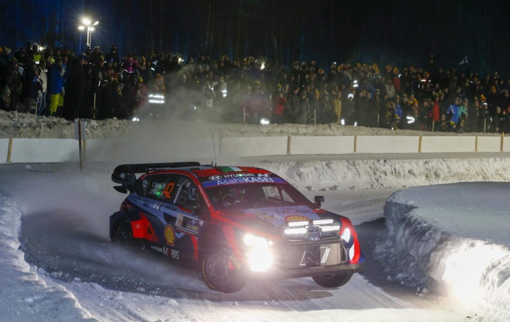 Craig Breen y James Fulton en acción durante la primera etapa del WRC Rally de Suecia.