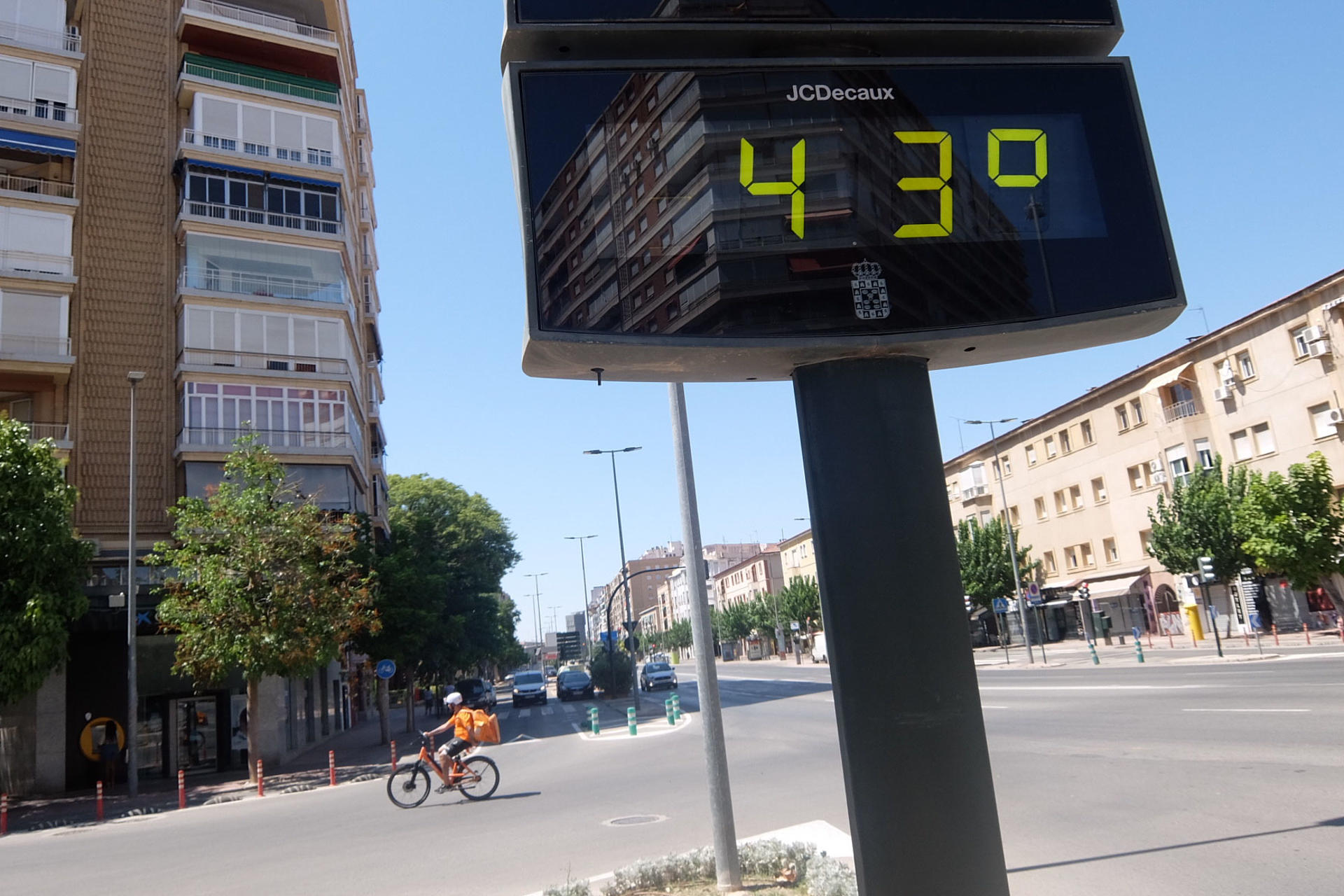 En la imagen de archivo, un termómetro marca 43 grados, en la rotonda Norte de Murcia. EFE/ Juan Carlos Caval