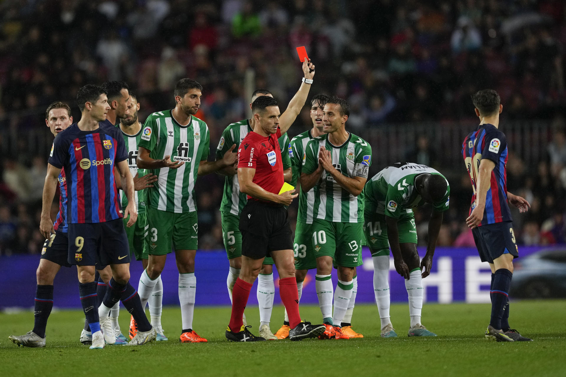 The referee shows a red card to Real Betis defender Edgar Gonzalez during a LaLiga match against FC Barcelona at Spotify Camp Nou in Barcelona on 29 April 2023. EFE/Alejandro García
