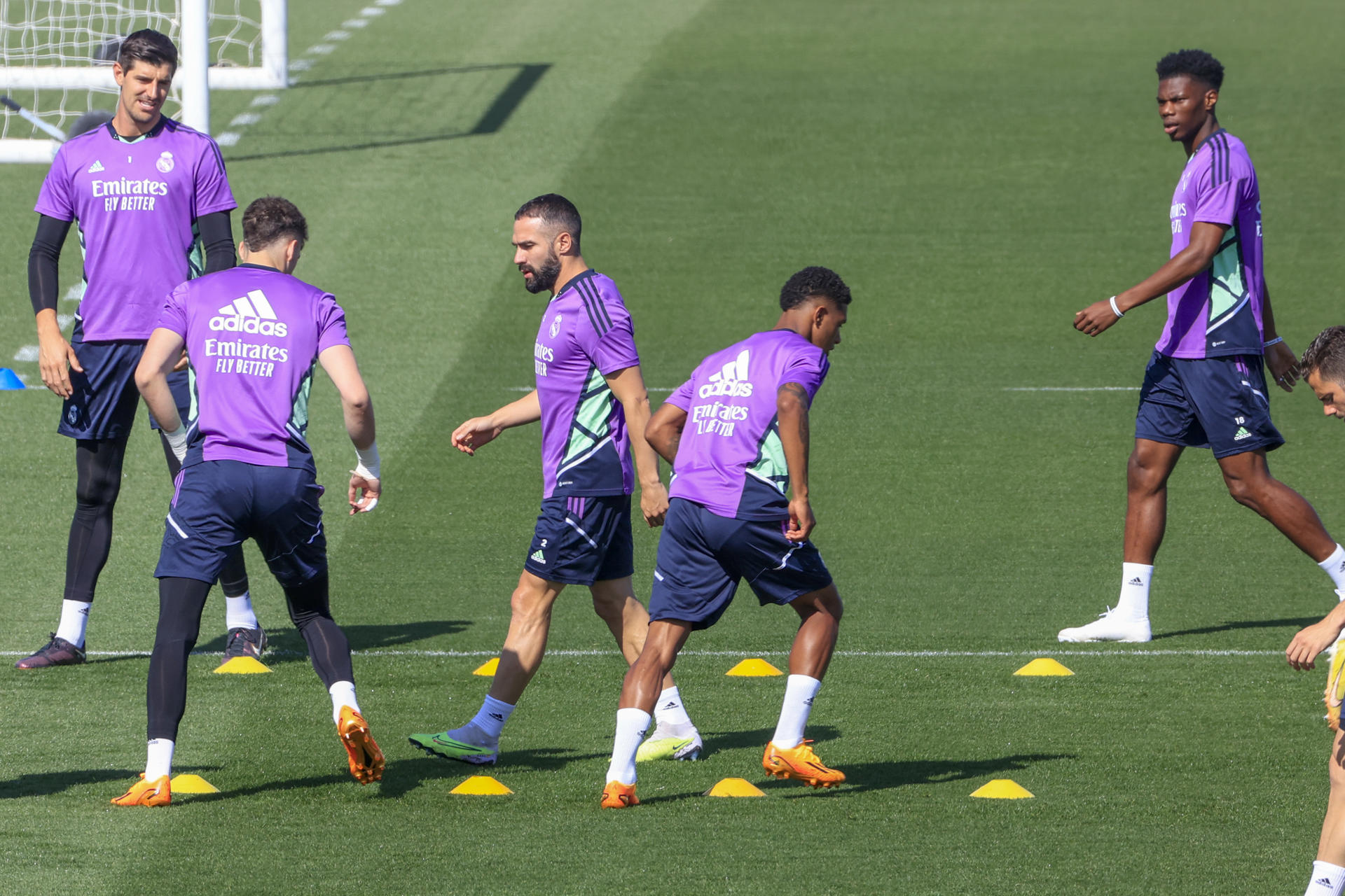 Los jugadores del Real Madrid durante el entrenamiento realizado en la Ciudad Deportiva de Valdebebas. EFE/Zipi Aragón
