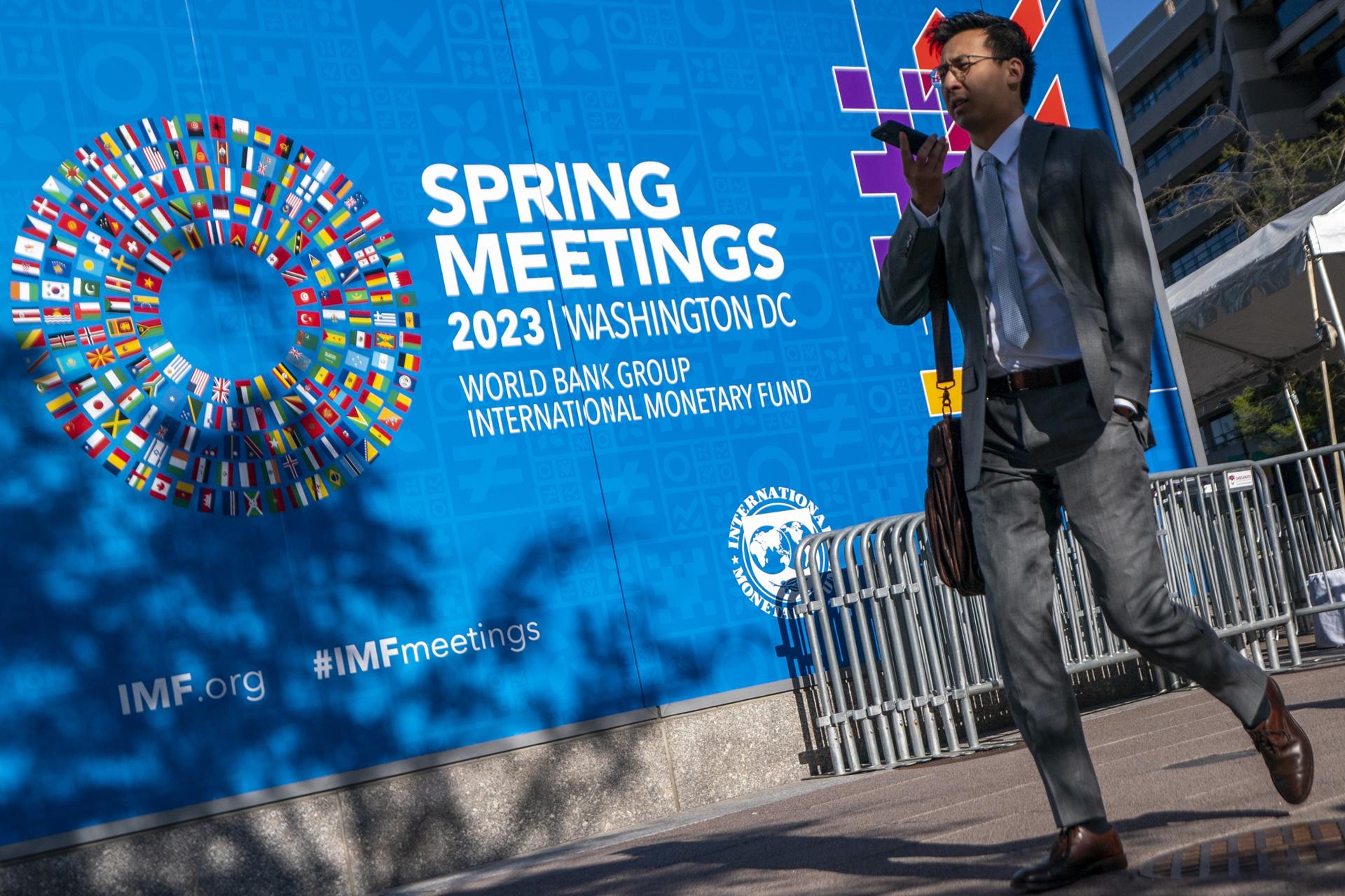 Vista del edificio del Fondo Monetario Internacional (FMI) durante las reuniones de primavera del FMI y del Banco Mundial, en Washington (EE.UU.), este 10 de abril de 2023. EFE/EPA/Shawn Thew