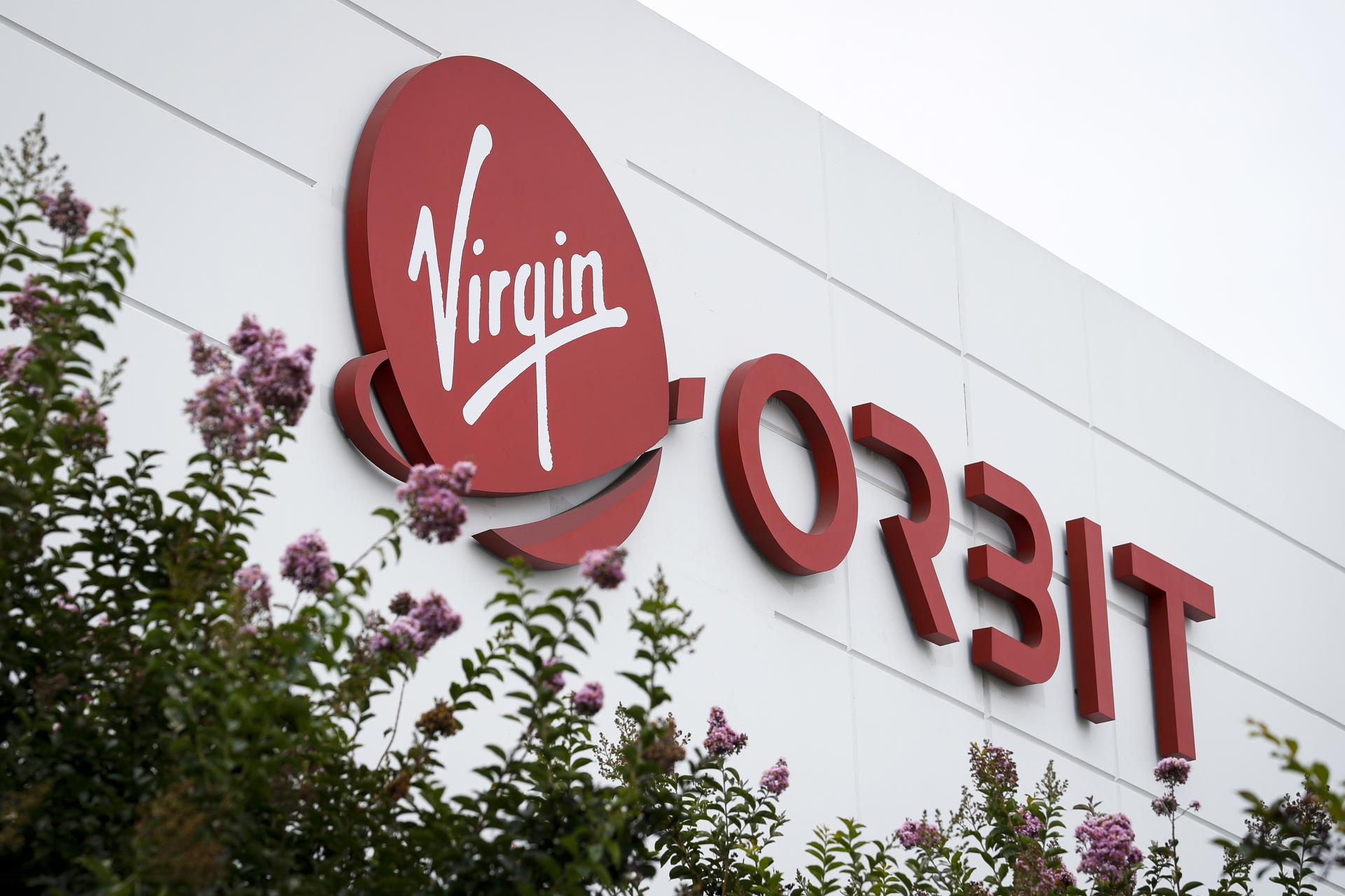 Vista del logo de la empresa Virgin Orbit en su sede principal en Long Beach, California, en una fotografía de archivo. EFE/Caroline Brehman