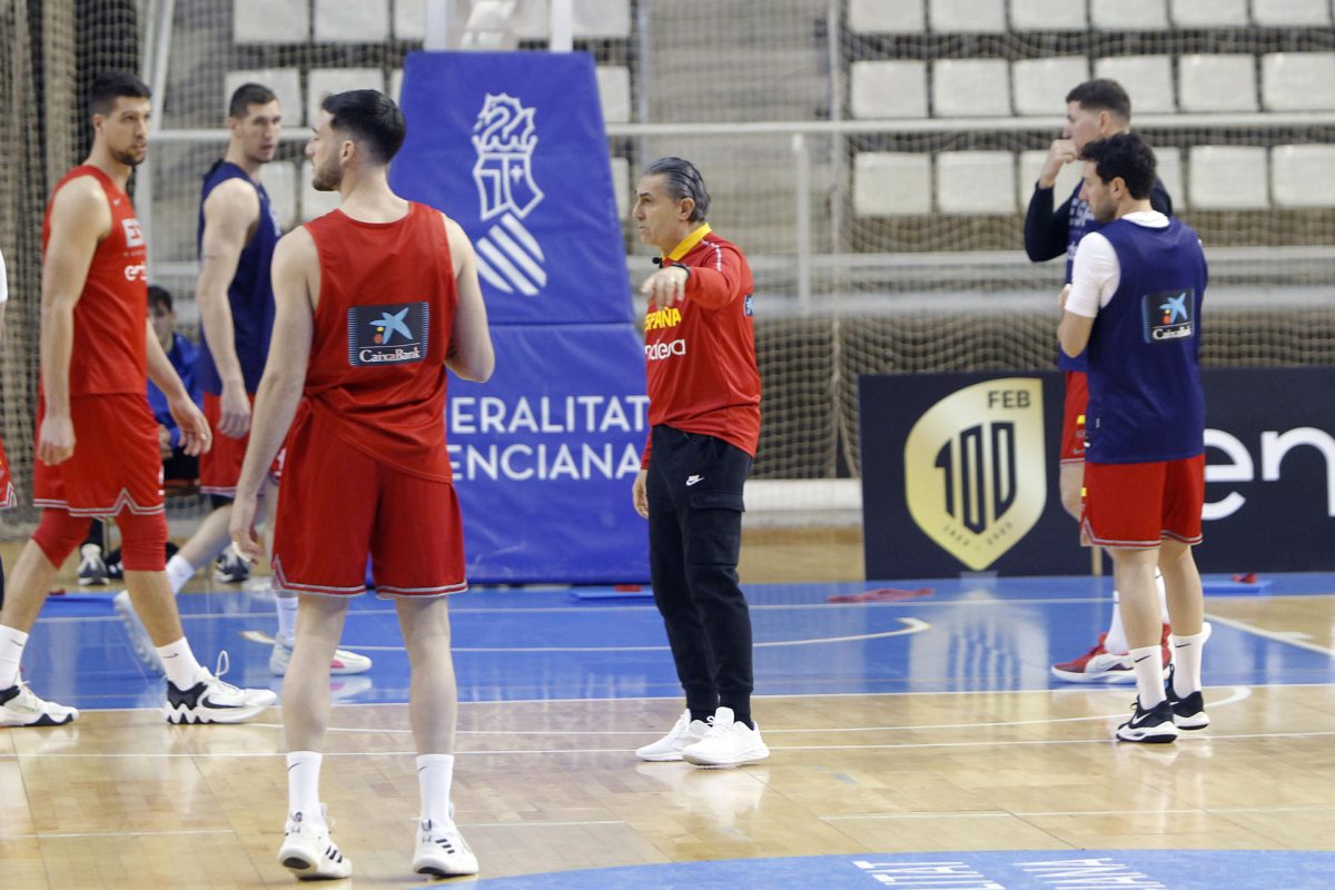 El seleccionador español, el italiano Sergio Scariolo dirige un entrenamiento de la selección española, que jugará el Mundial 2023 de baloncesto.