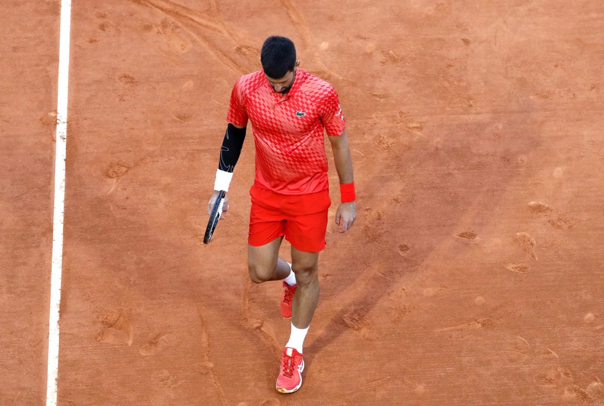 Novak Djokovic reacciona tras perder su partido de tercera ronda contra Lorenzo Musetti en Montecarlo