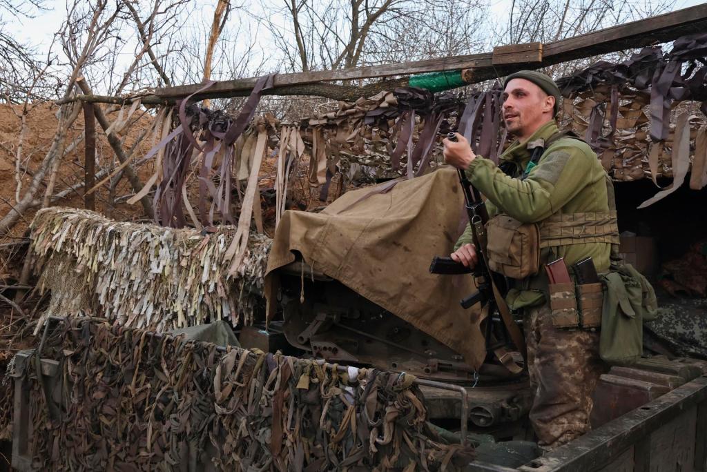 Un soldado ucraniano cerca de la ciudad de Bakhmut, en el este de Ucrania